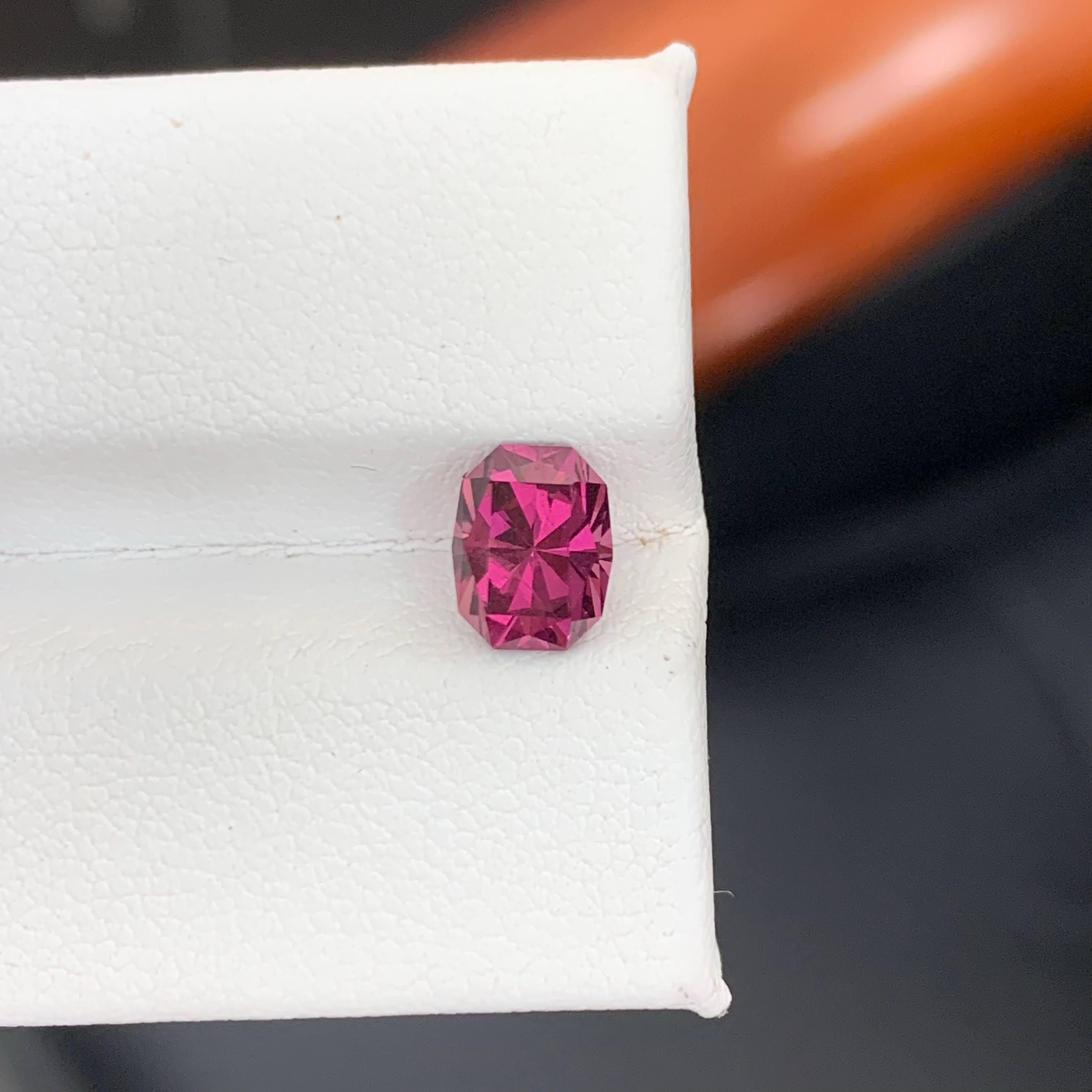 1.70 Carat Natural Loose Hot Pink Garnet Cushion Precision Cut African Gemstone (pierre précieuse africaine) en vente 2