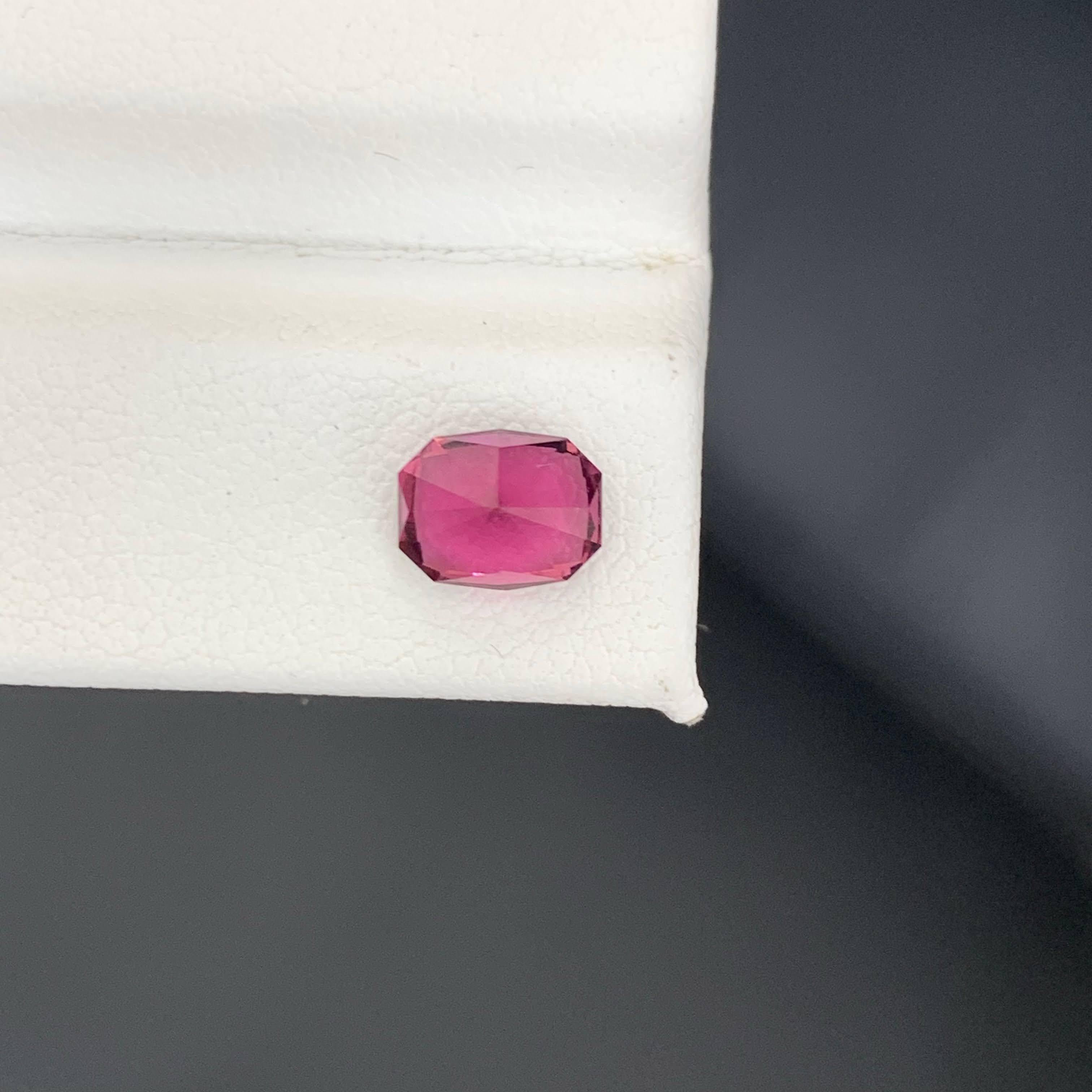 1.70 Carat Natural Loose Hot Pink Garnet Cushion Precision Cut African Gemstone (pierre précieuse africaine) en vente 3