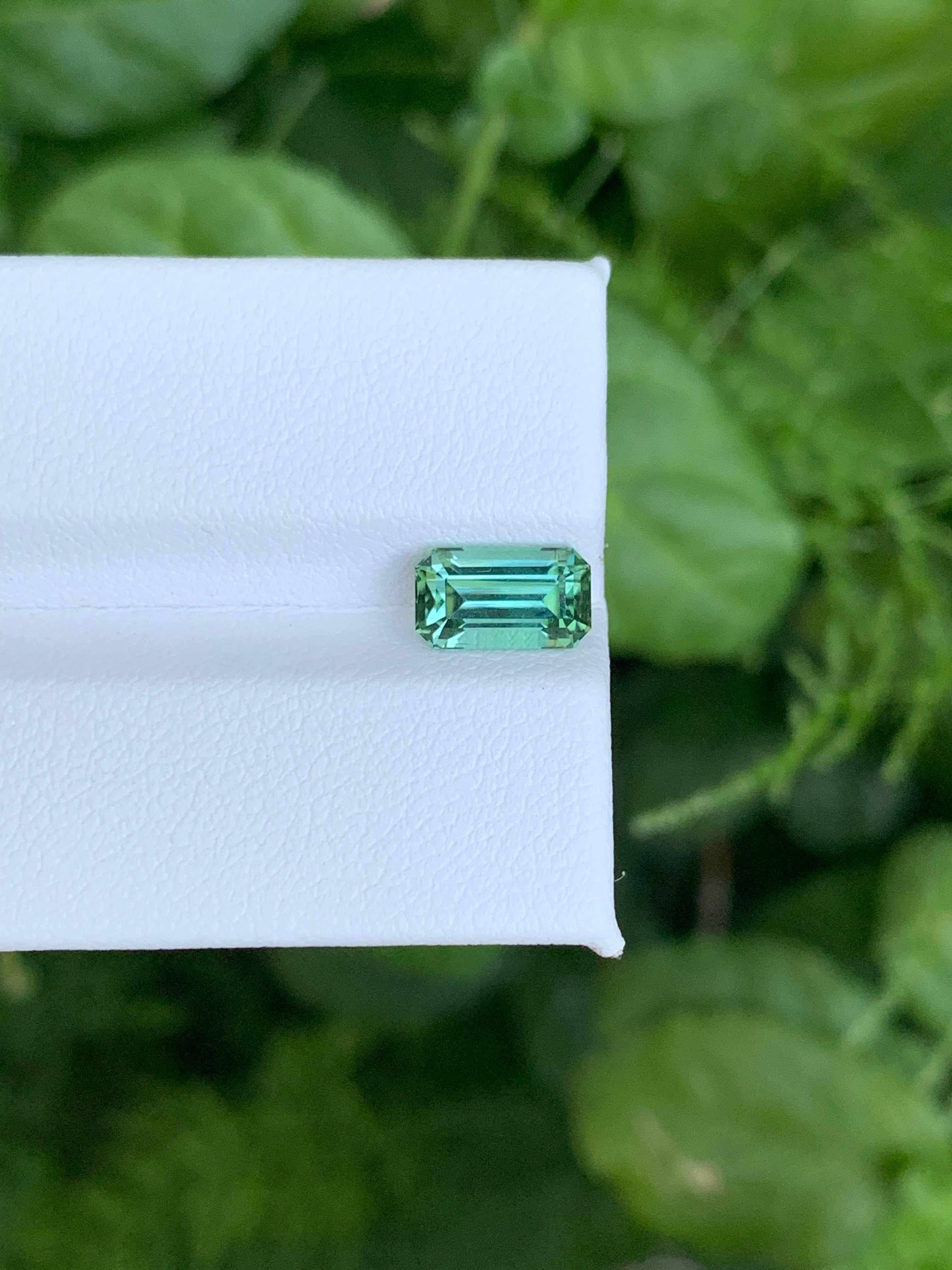 Taille émeraude 1.70 Carat Natural Loose Light Green Tourmaline Emerald Cut Afghan Gemstone (pierre précieuse afghane) en vente