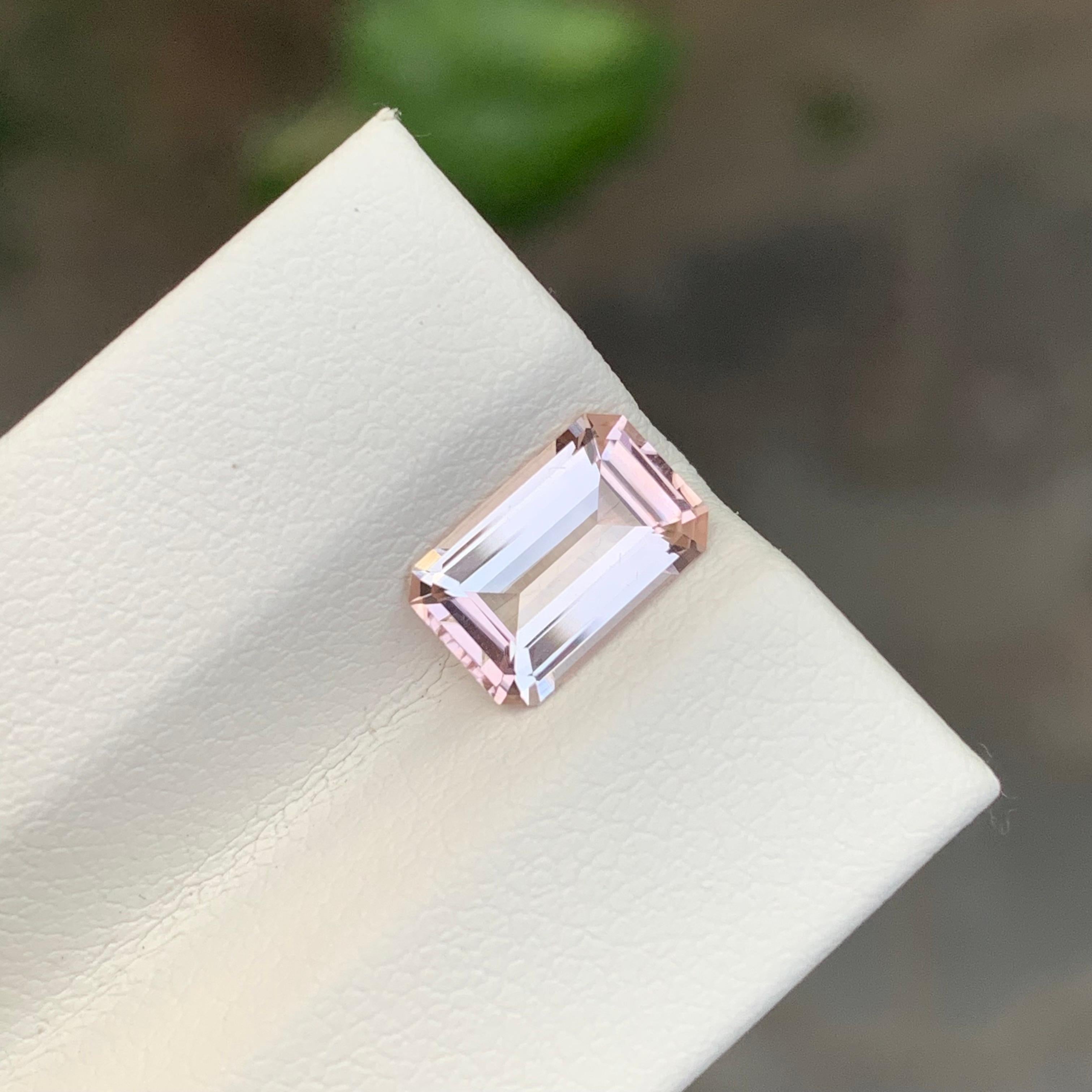 Facettierter hellrosa Turmalin 

Gewicht: 1,70 Karat
Abmessung: 9.2 x 6 x 3.8 Mm
Farbe: Hellrosa 
Behandlung: Nicht
Zertifikat: Auf Kundenwunsch
Die Form: Smaragd 


Der Turmalin ist ein faszinierender Edelstein, der für seine bemerkenswerte
