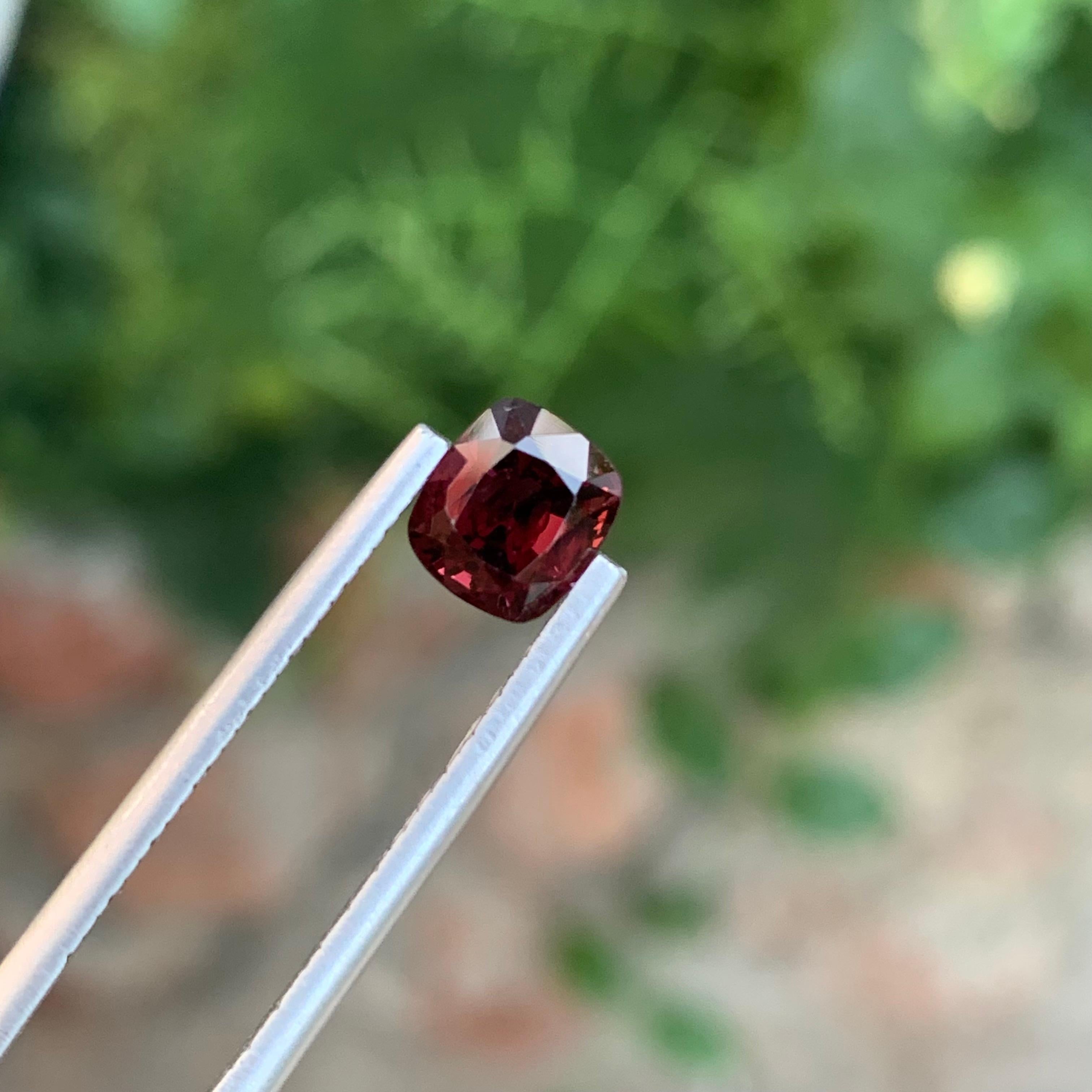 Pierre précieuse en forme de coussin en spinelle rouge sang de pigeon non sertie de 1,70 carat de Birmanie Unisexe en vente