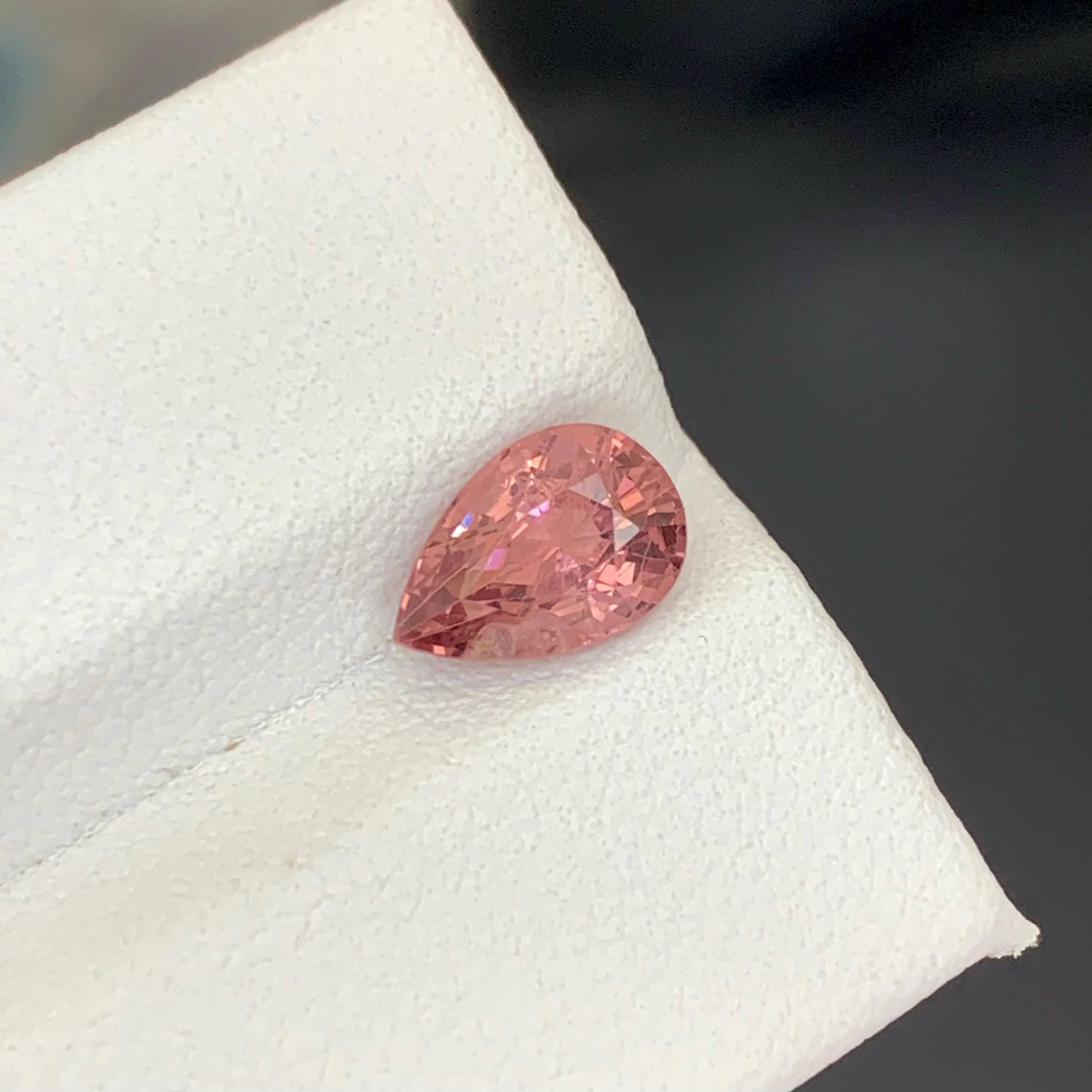 Peso 1,70 carati 
Dimensioni 9,1x6,1x4,6mm
Trattamento Nessuno 
Origine Birmana 
Chiarezza VVS 
Forma Taglio a pera 




Questo spinello rosa-pesca sciolto naturale da 1,70 carati emana una luce morbida e romantica con una delicata miscela di toni