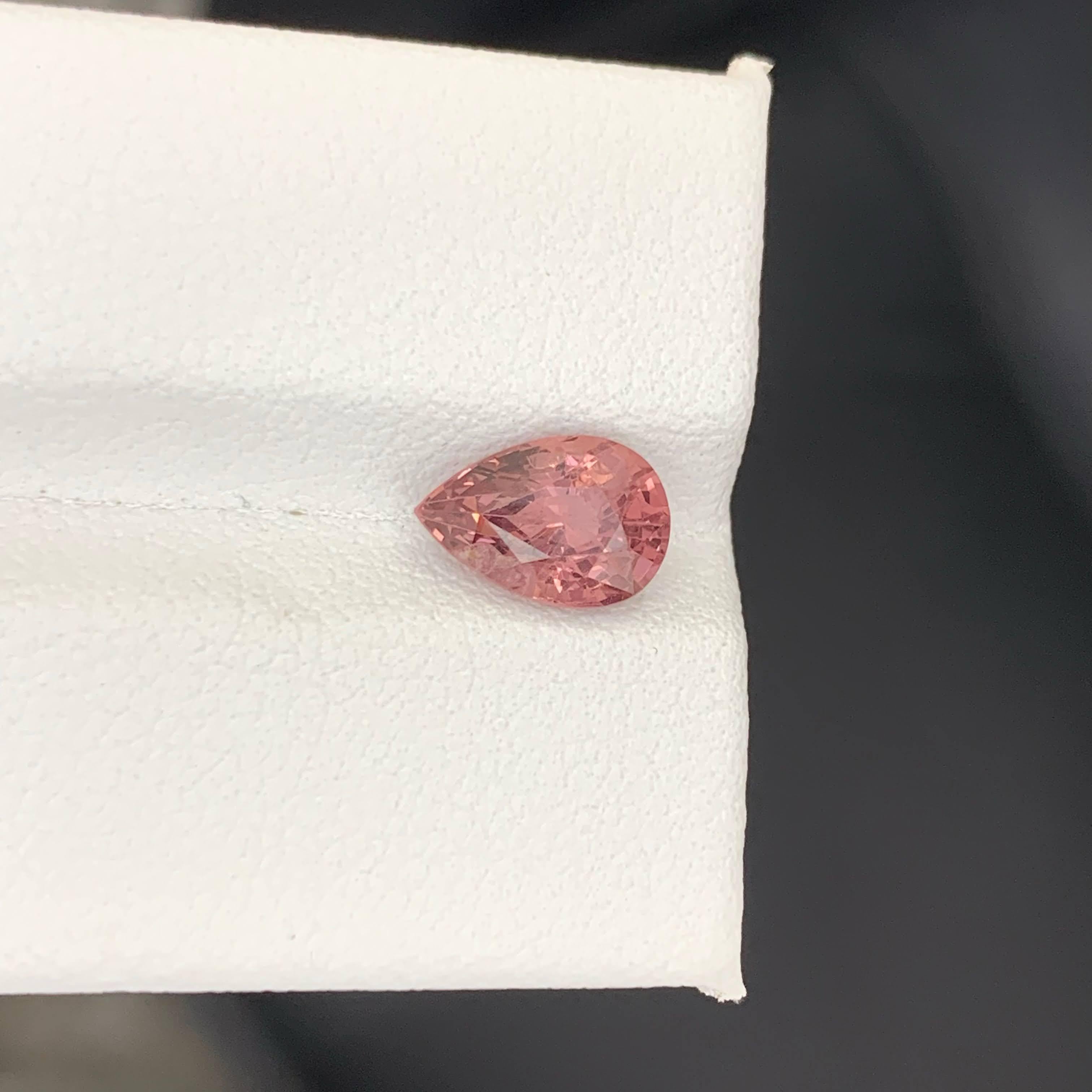 Moderno 1,70 carati di spinello rosa-pesca naturale sciolto, pietra gemma birmana con taglio a pera in vendita