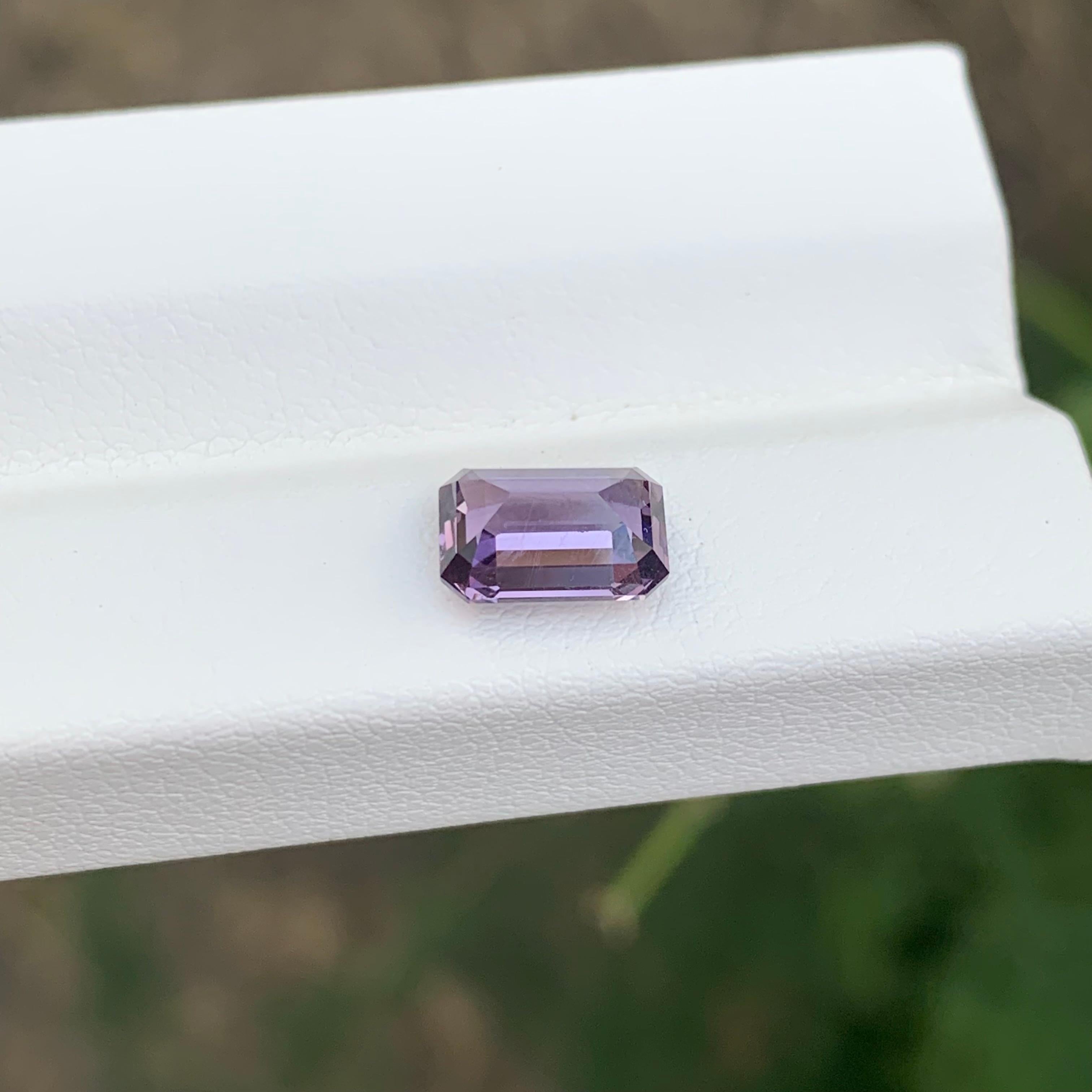 1,70 Karat natürlicher loser lila Spinell Smaragd Form Edelstein im Angebot 5