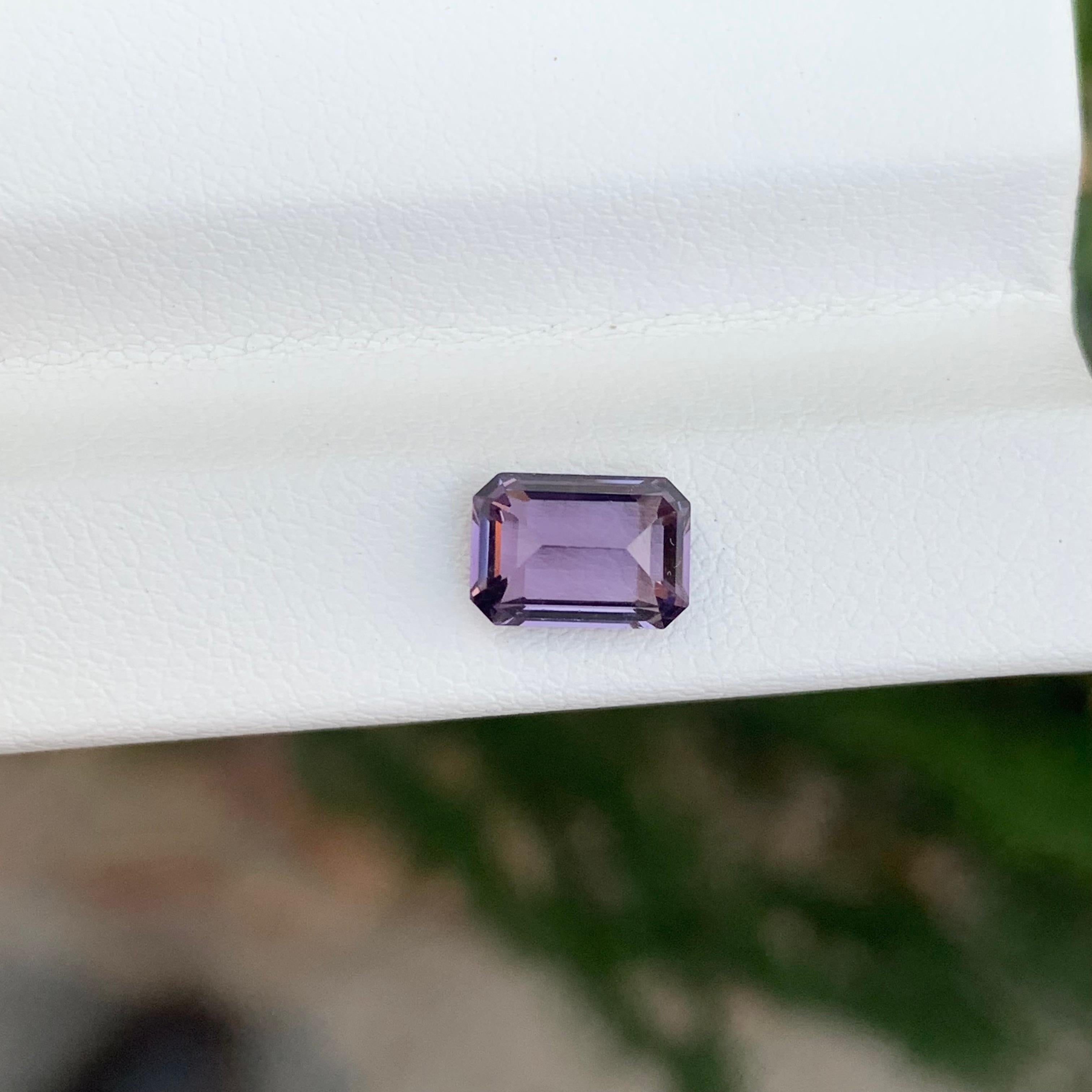 1,70 Karat natürlicher loser lila Spinell Smaragd Form Edelstein im Zustand „Neu“ im Angebot in Peshawar, PK