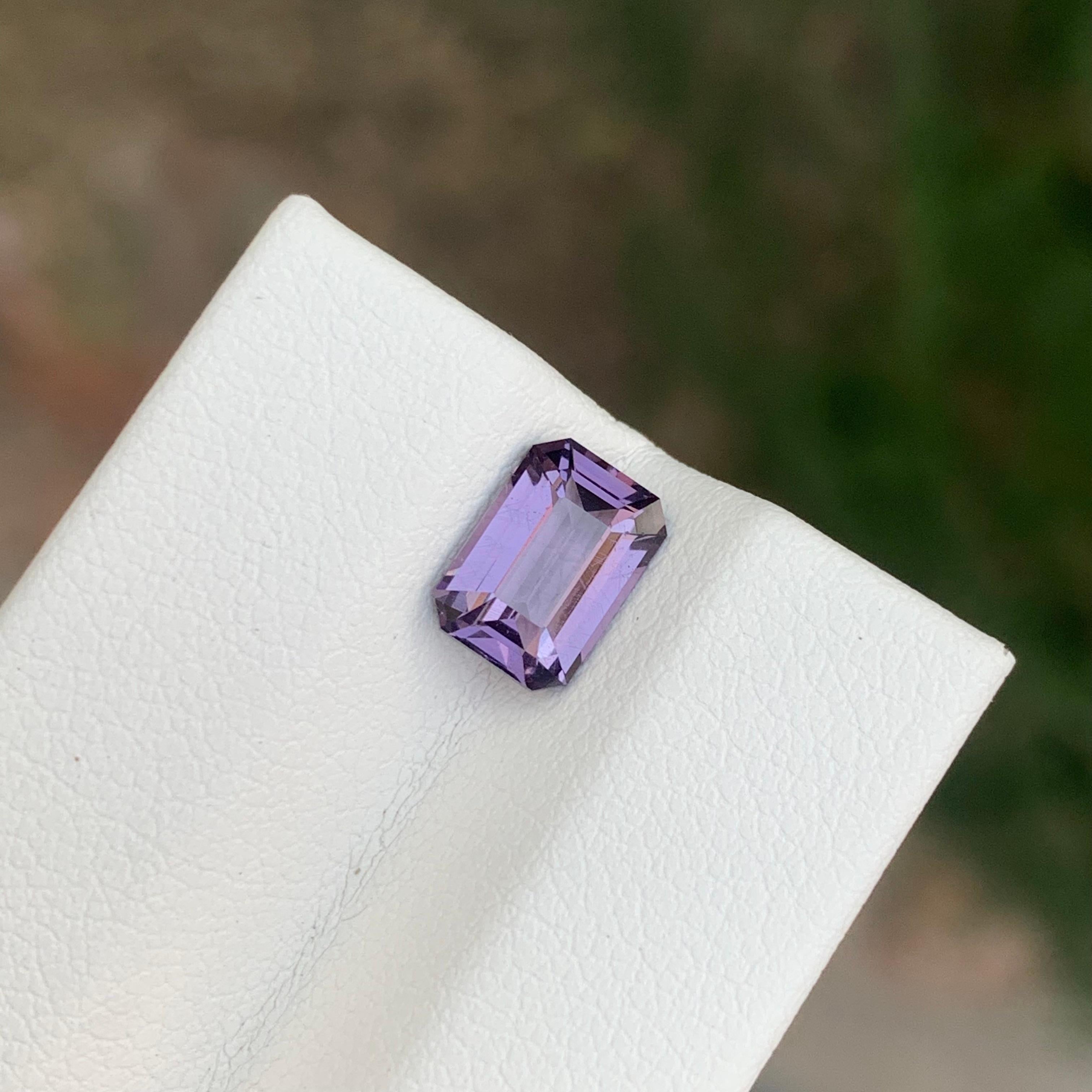 1,70 Karat natürlicher loser lila Spinell Smaragd Form Edelstein für Damen oder Herren im Angebot