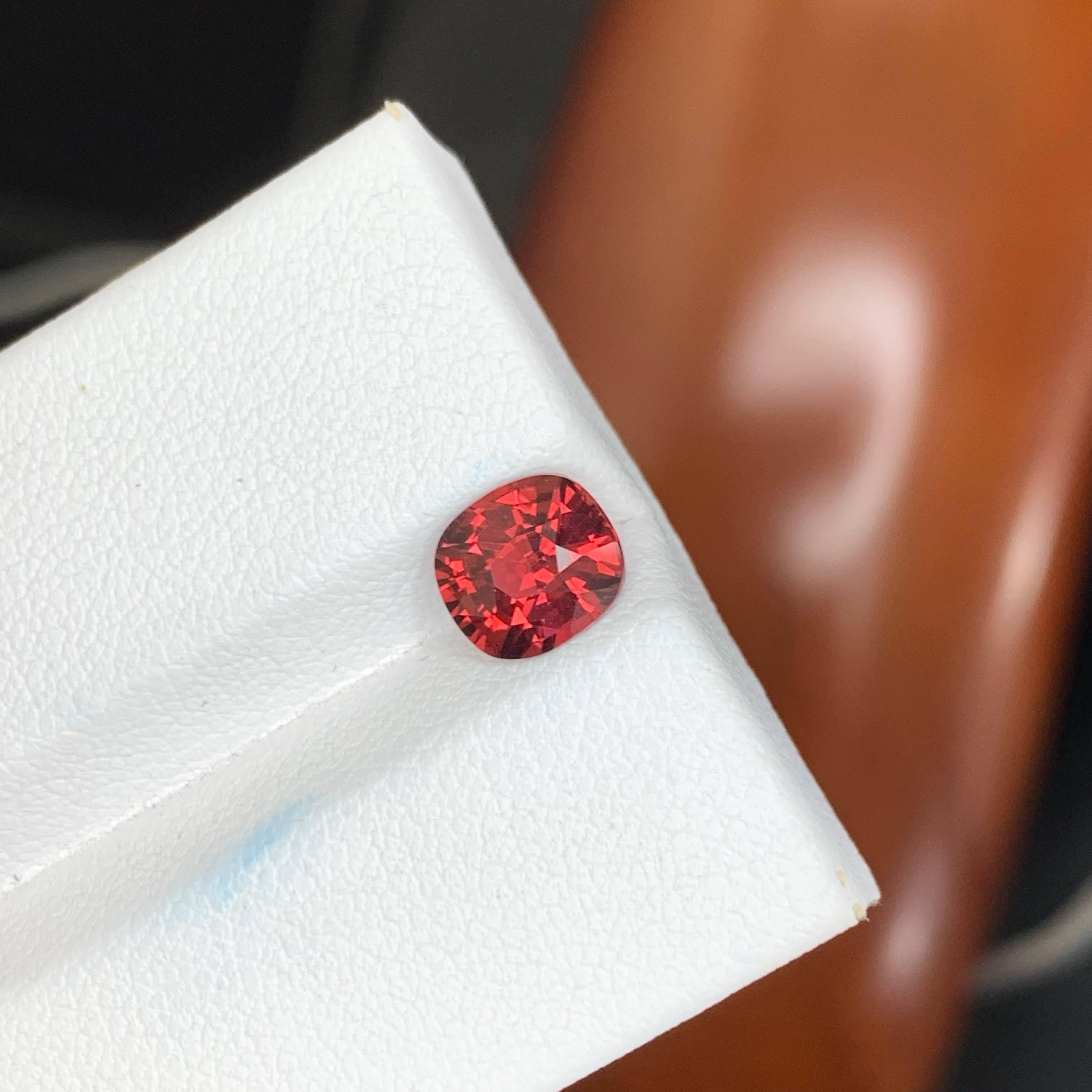 Moderne 1.70 Carat Natural Loose Red Garnet Stone Cushion Cut Tanzanian Gemstone en vente