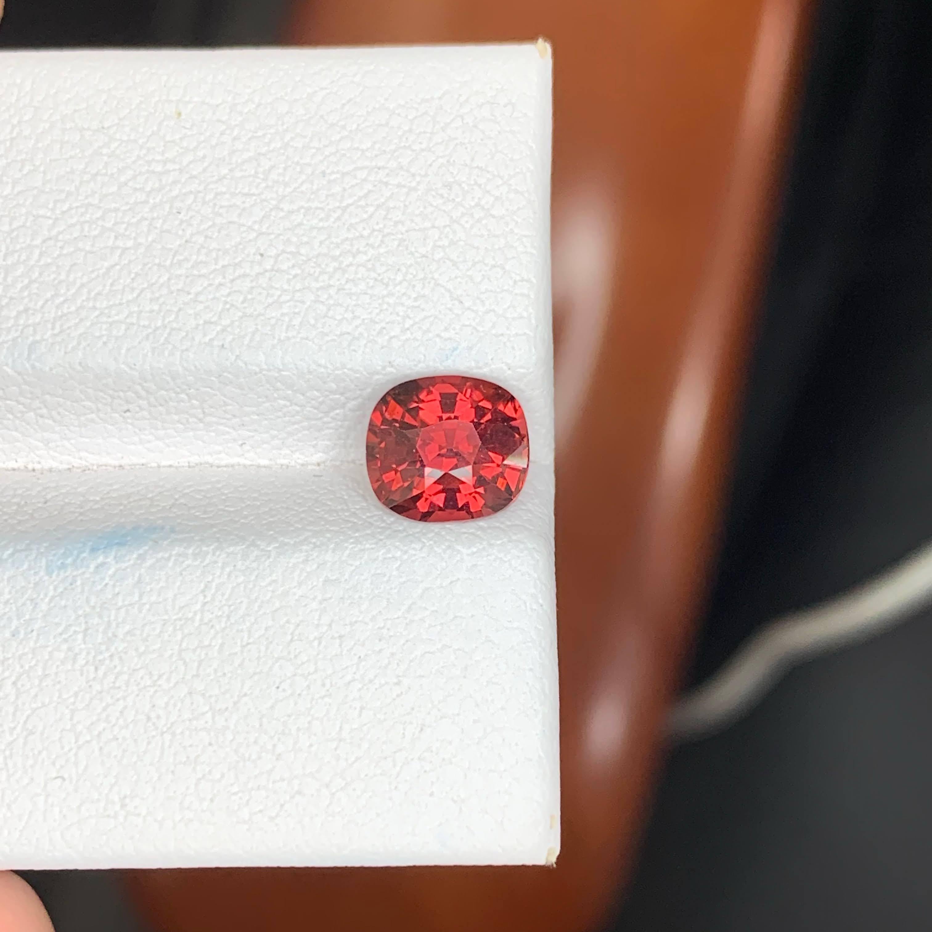 1.70 Carat Natural Loose Red Garnet Stone Cushion Cut Tanzanian Gemstone Unisexe en vente
