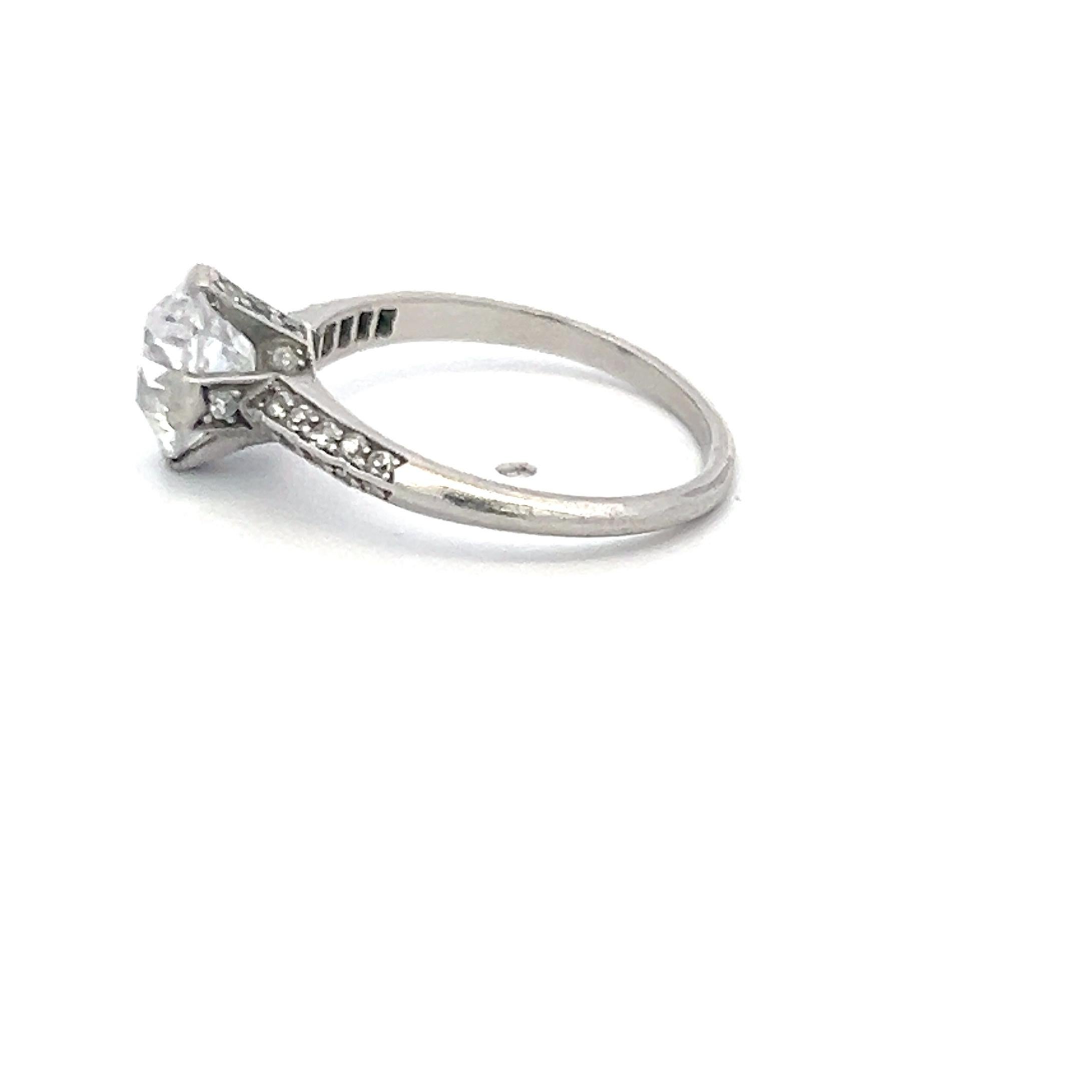 Anillo de compromiso en platino con diamantes talla europea antigua D-H SI1-SI2 de 1,70 quilates en Bueno estado para la venta en New York, NY