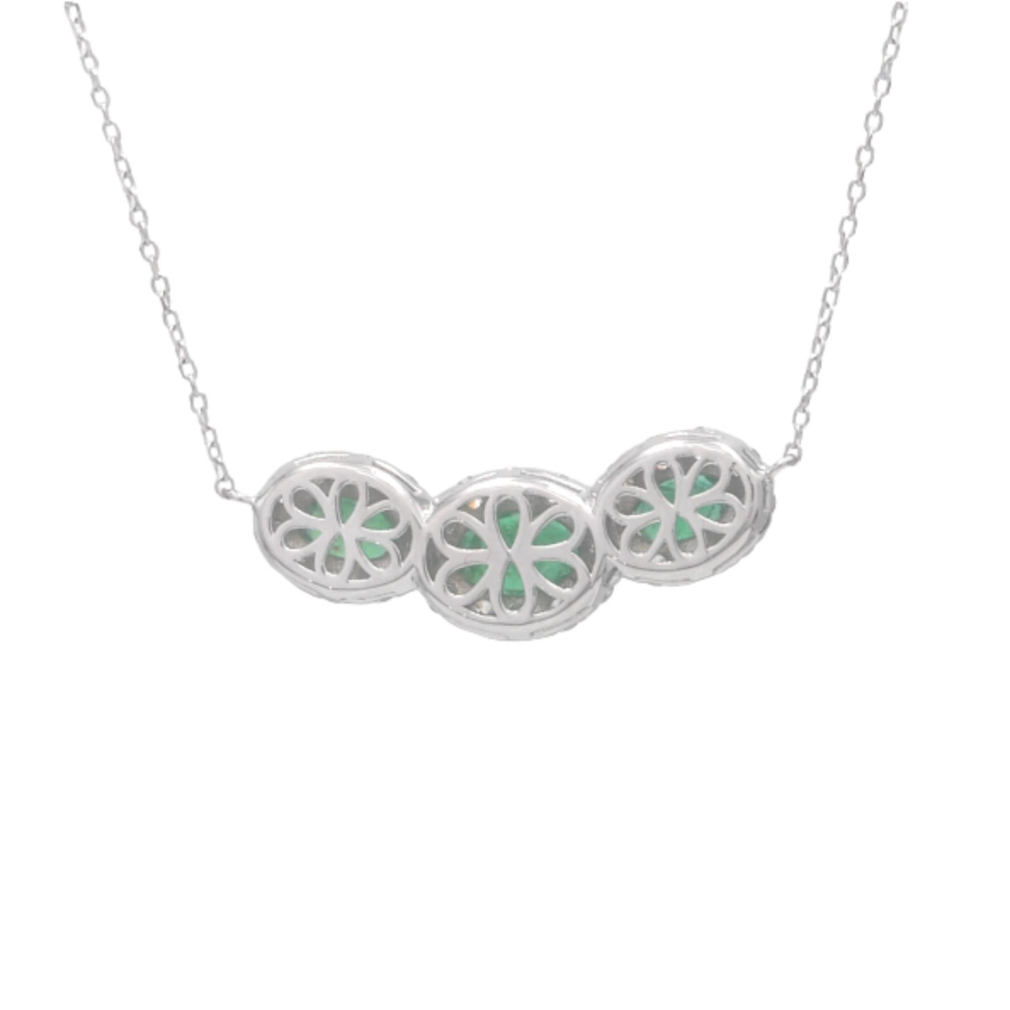 Taglio ovale Ciondolo Trio di smeraldi ovali da 1,70 carati con diamanti da 0,60 carati in bianco 18k ref918 in vendita