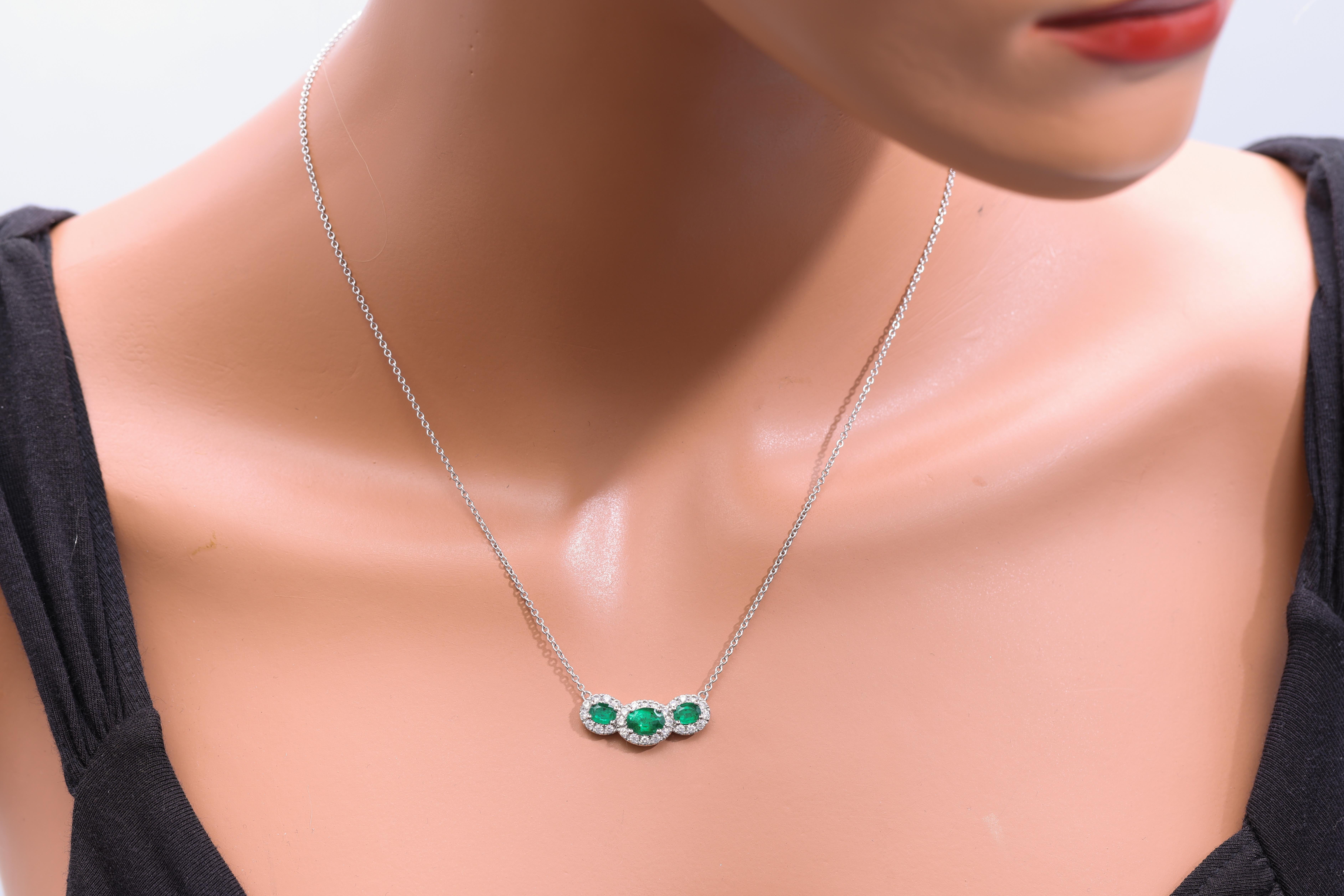 Donna Ciondolo Trio di smeraldi ovali da 1,70 carati con diamanti da 0,60 carati in bianco 18k ref918 in vendita