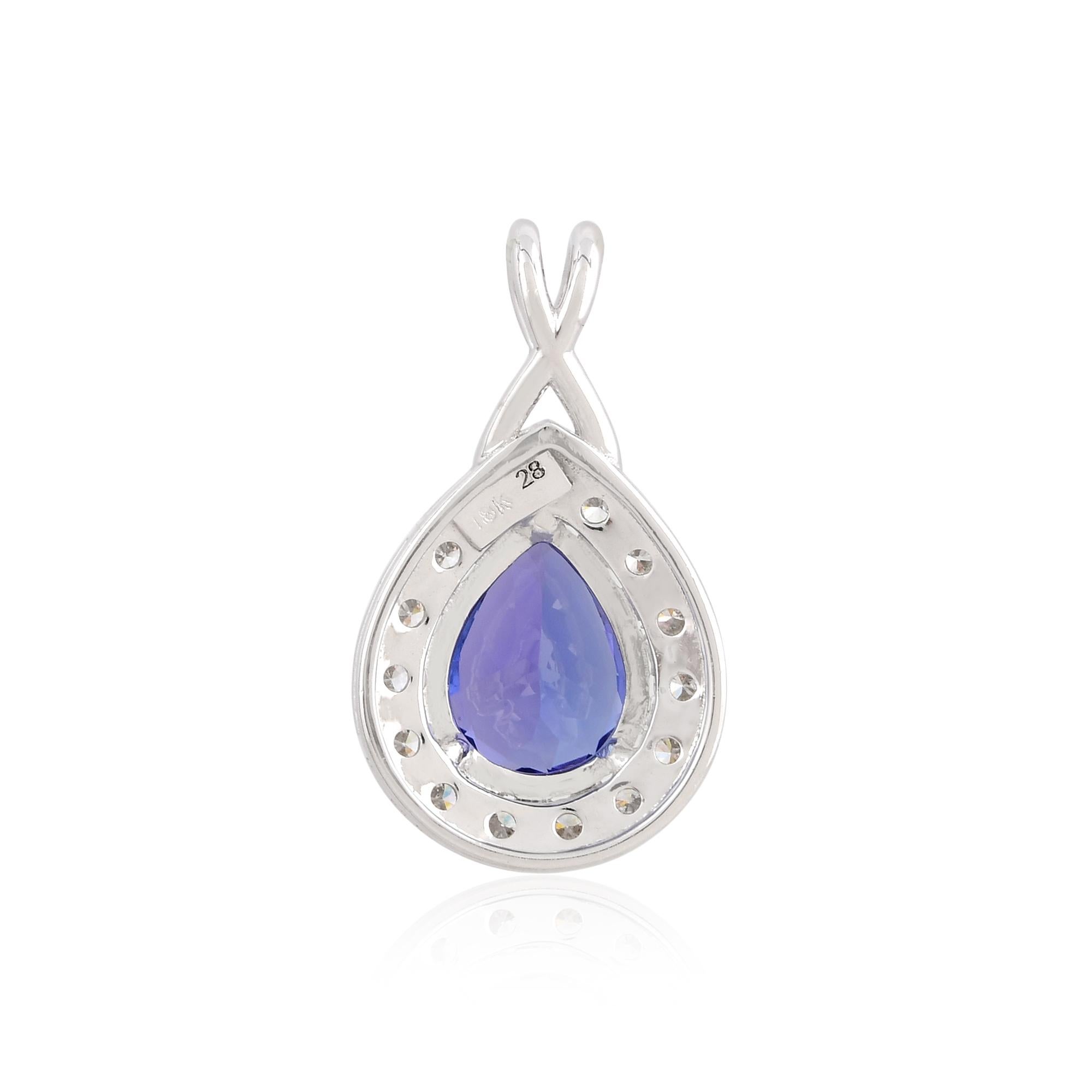 Lasciati incantare dall'incantevole bellezza di questo ciondolo con gemma tanzanite a forma di pera, impreziosito da un pavé di diamanti e sapientemente realizzato in oro bianco 18 carati. Questo ciondolo emana eleganza, raffinatezza e un tocco di
