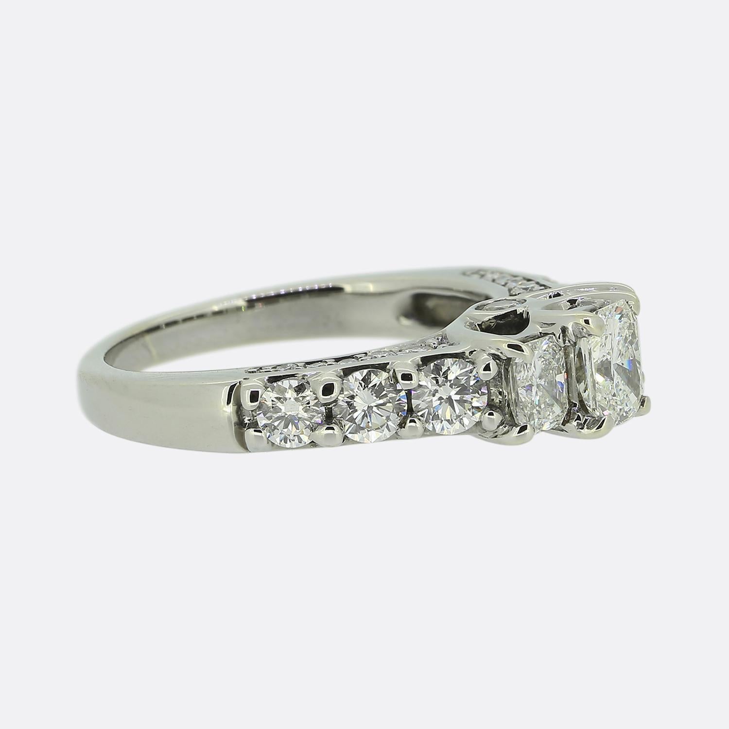 Taglio radiant Anello di fidanzamento con diamante a taglio radiante da 1,70 carati in vendita