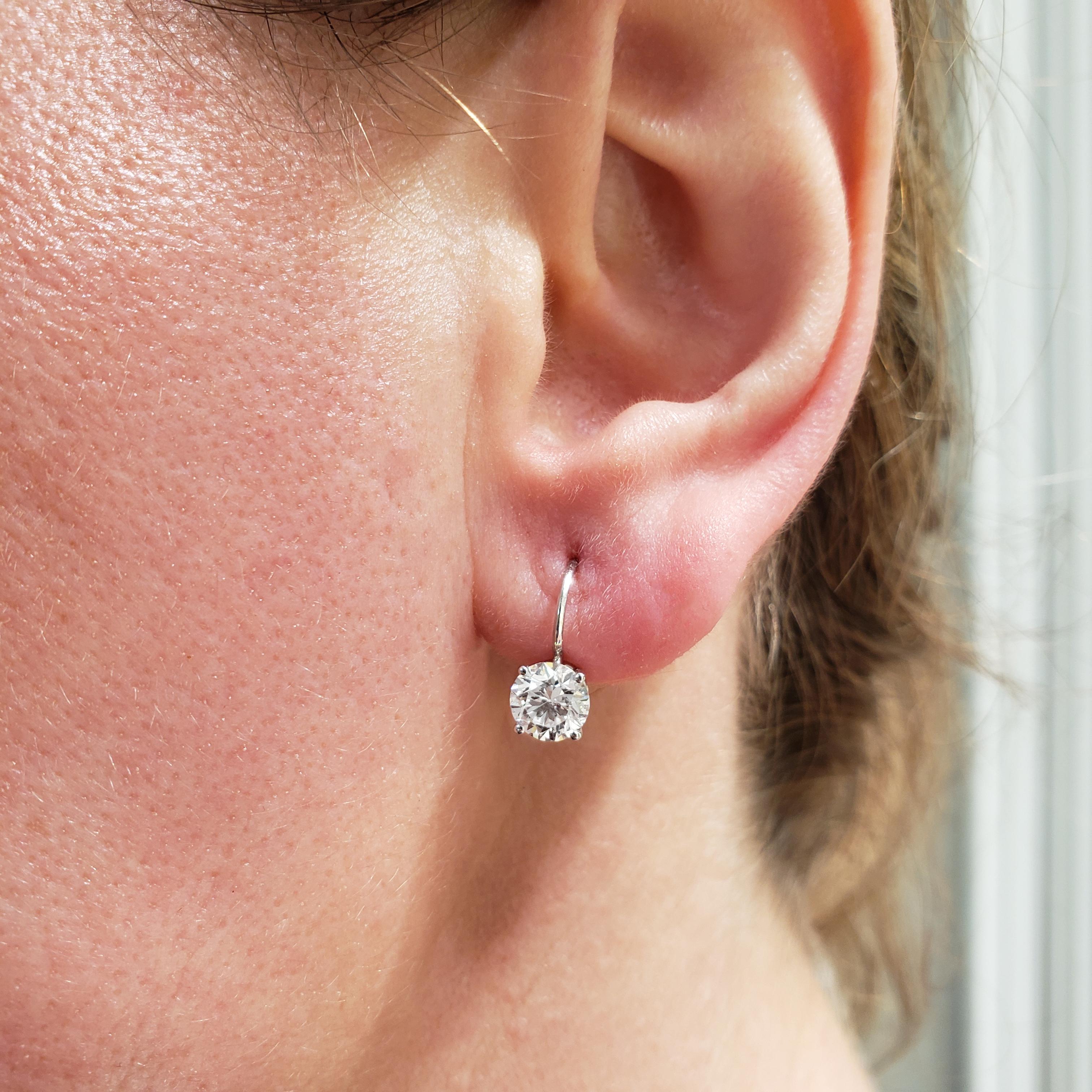 Taille ronde Pendants d'oreilles à levier Roman Malakov en diamants ronds et brillants de 1.70 carat au total en vente