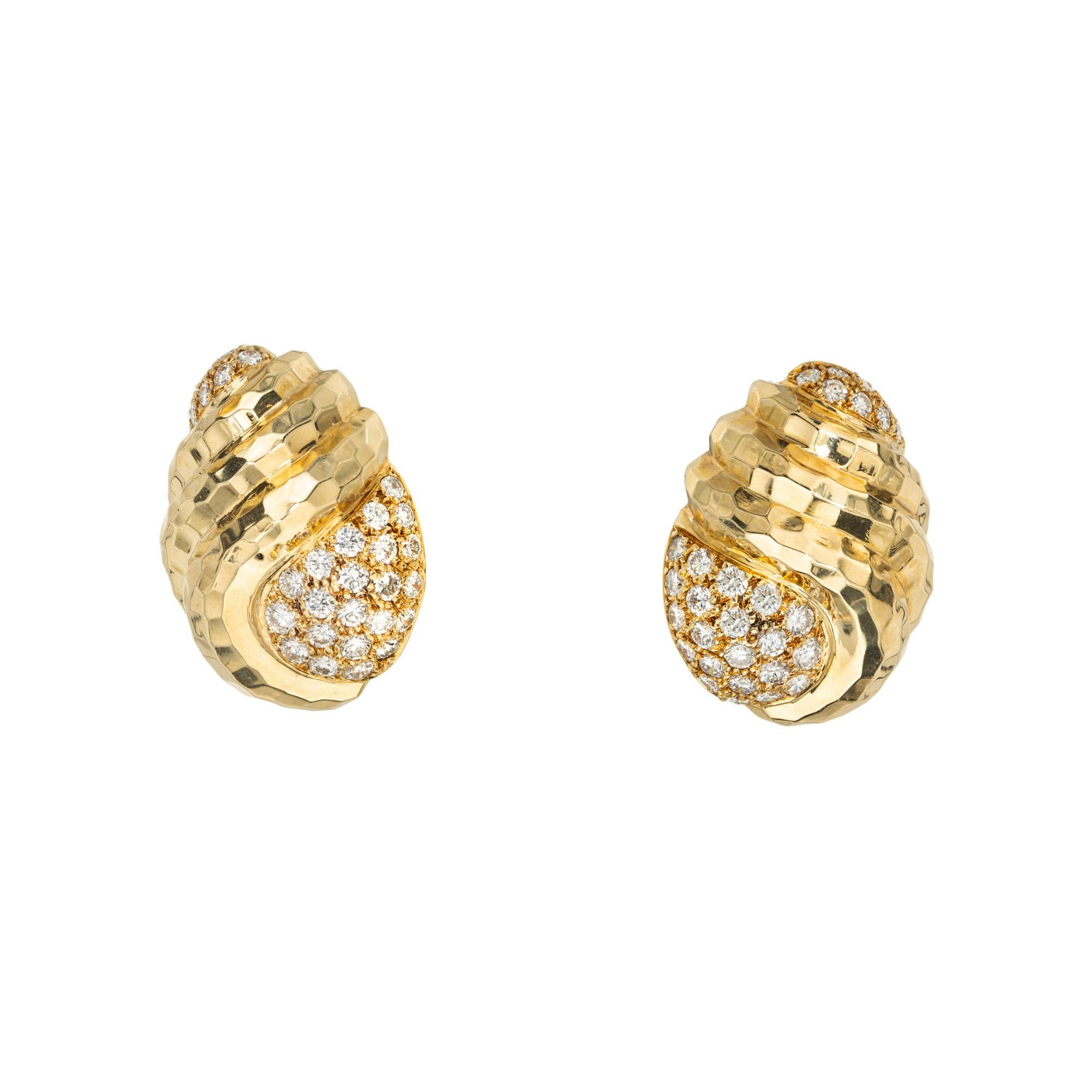 Taglio rotondo Orecchini a clip con conchiglia martellata in oro giallo da 1,70 carati con diamante rotondo e pave in vendita