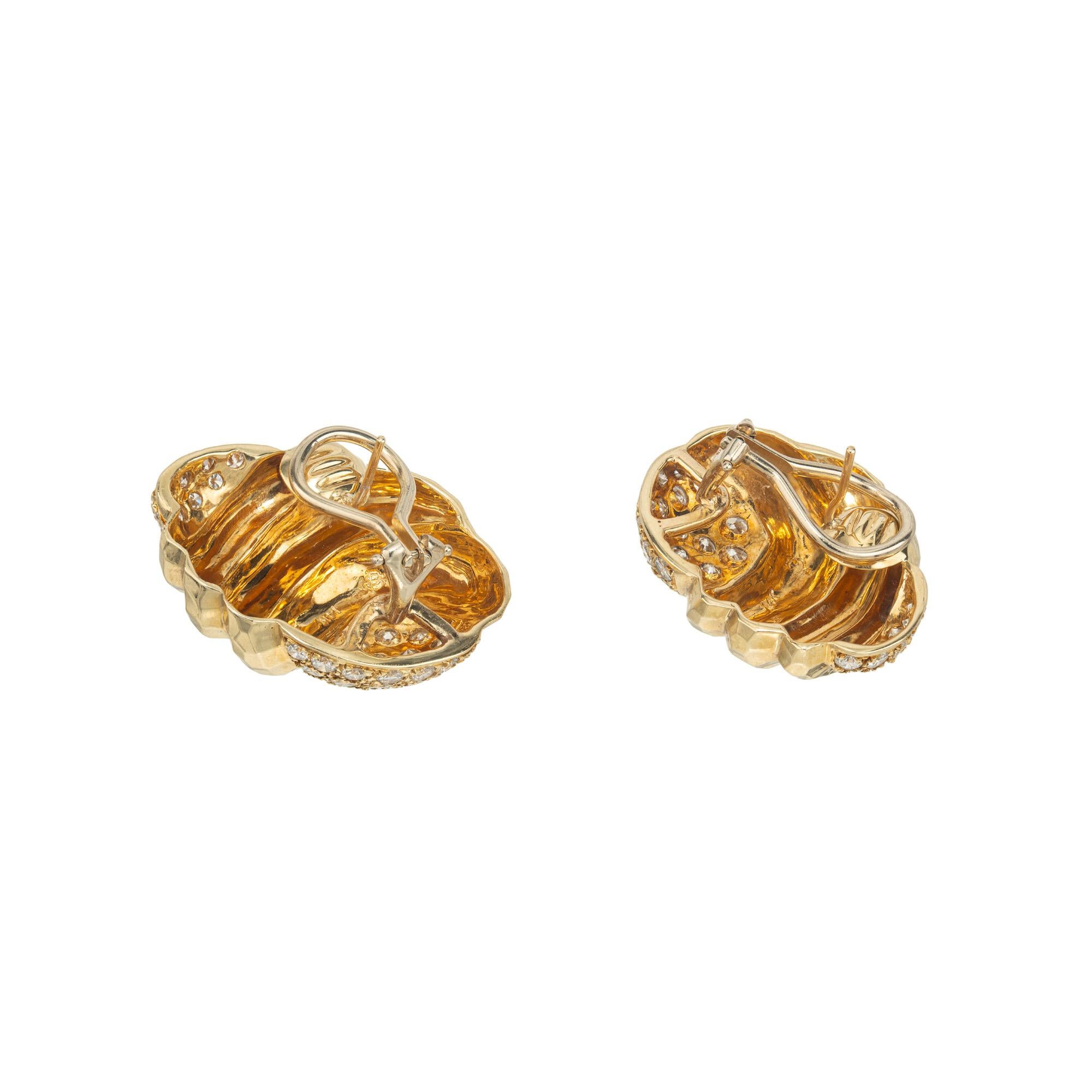 Orecchini a clip con conchiglia martellata in oro giallo da 1,70 carati con diamante rotondo e pave In condizioni buone in vendita a Stamford, CT