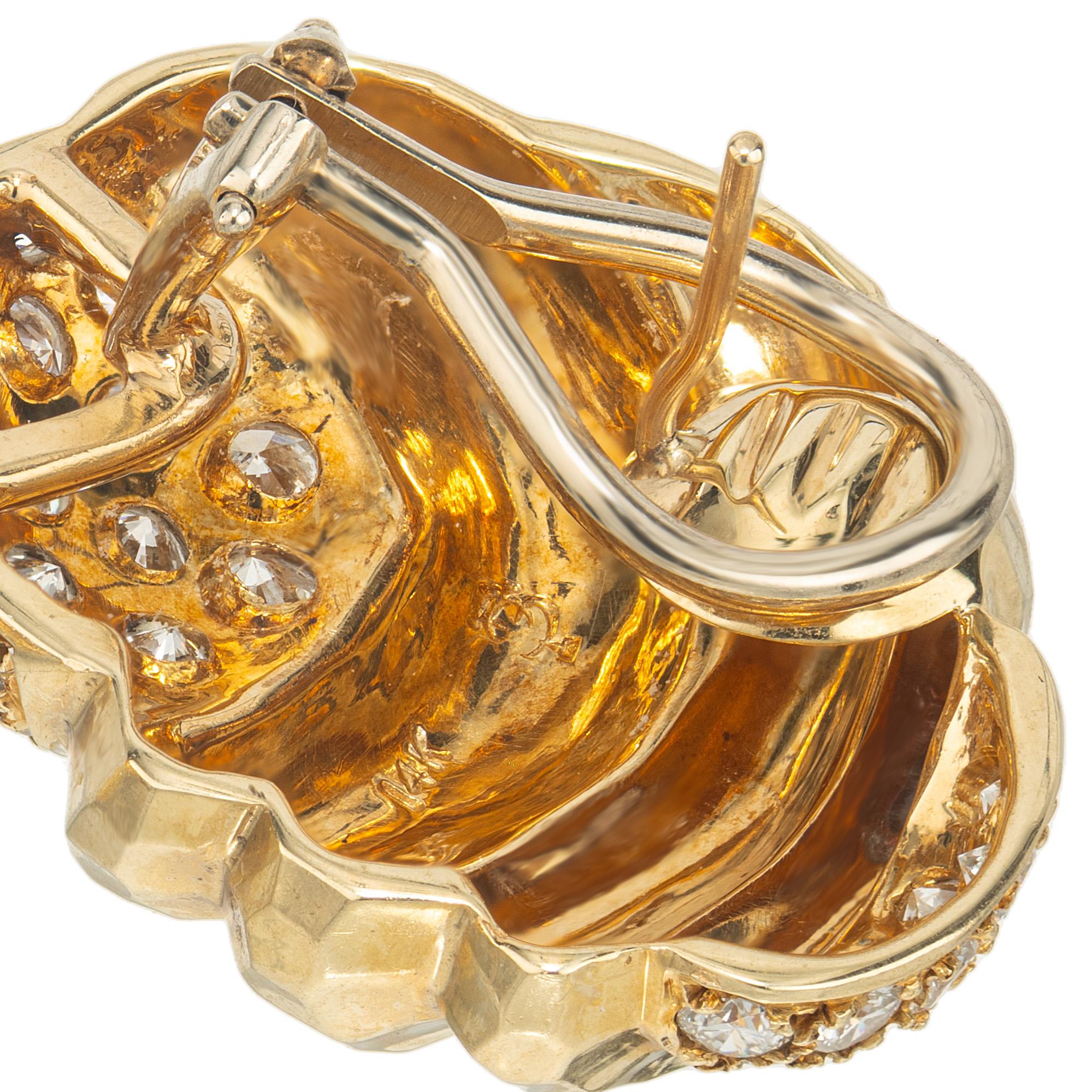 Donna Orecchini a clip con conchiglia martellata in oro giallo da 1,70 carati con diamante rotondo e pave in vendita
