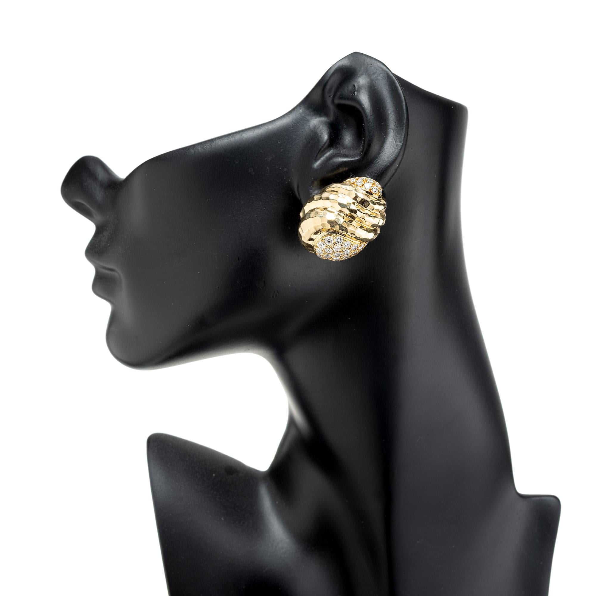 Orecchini a clip con conchiglia martellata in oro giallo da 1,70 carati con diamante rotondo e pave in vendita 1