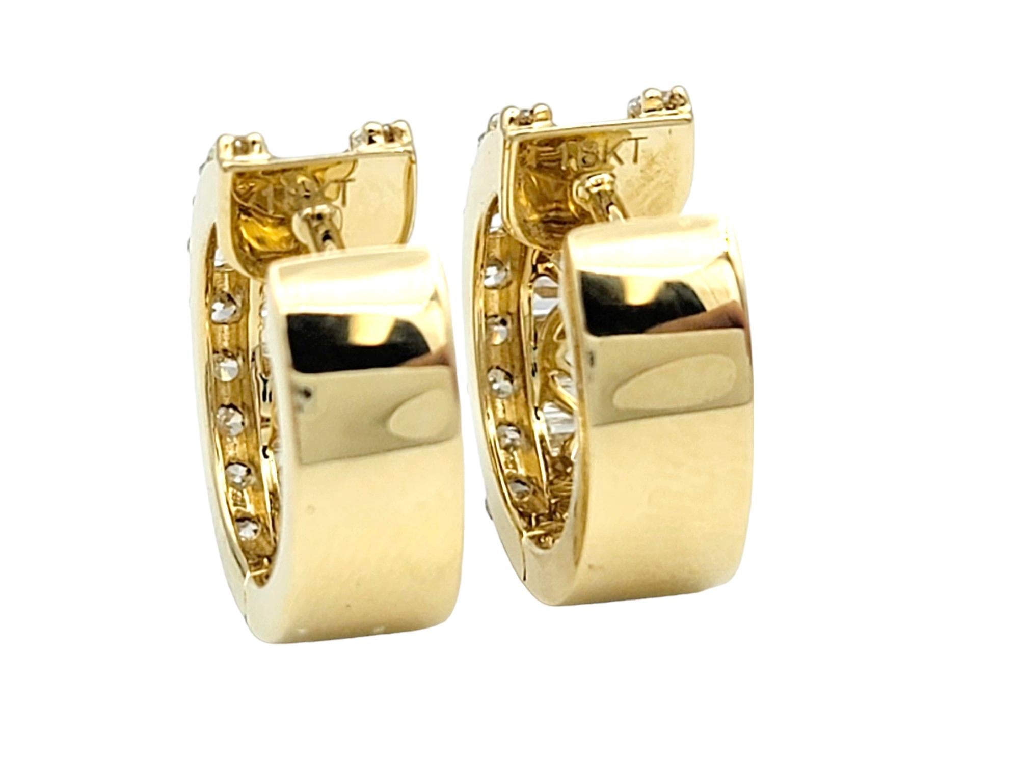 Créoles huggies en or jaune 18 carats avec diamants ronds et baguettes de 1,70 carat au total Unisexe en vente