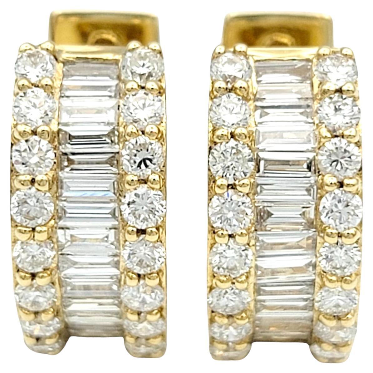 Créoles huggies en or jaune 18 carats avec diamants ronds et baguettes de 1,70 carat au total en vente