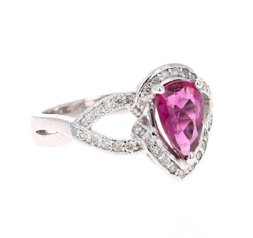 Cette bague contient une jolie tourmaline rose taillée en poire qui pèse 1,31 carats. Autour de la tourmaline flottent 51 diamants de taille ronde pesant 0,39 carat. Le poids total en carats de la bague est de 1.70 carats. 

Cette beauté est sertie