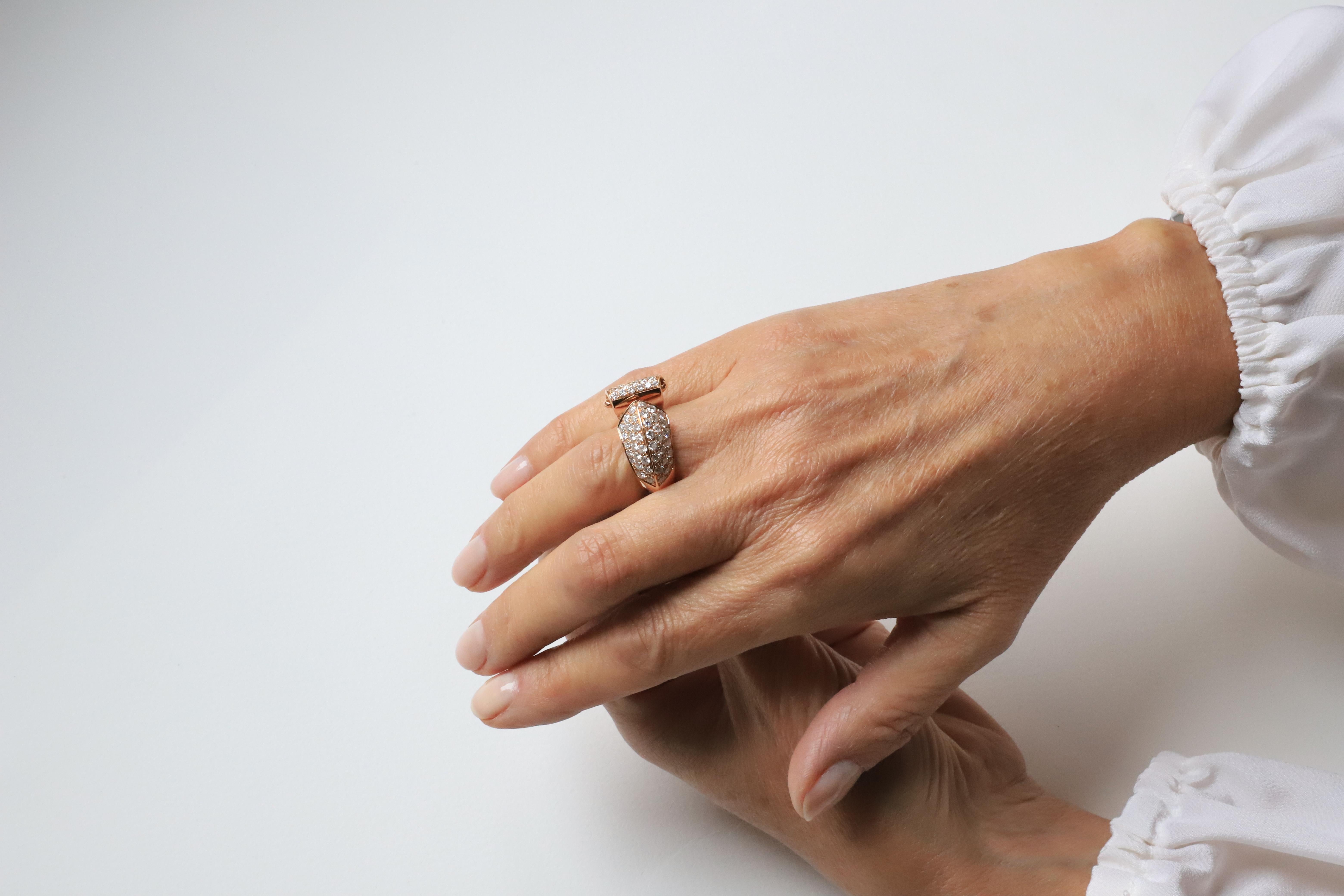 Women's 1.70 Carat White Diamonds G VS1 18 Karat Gold Deco Style Design Ring For Sale