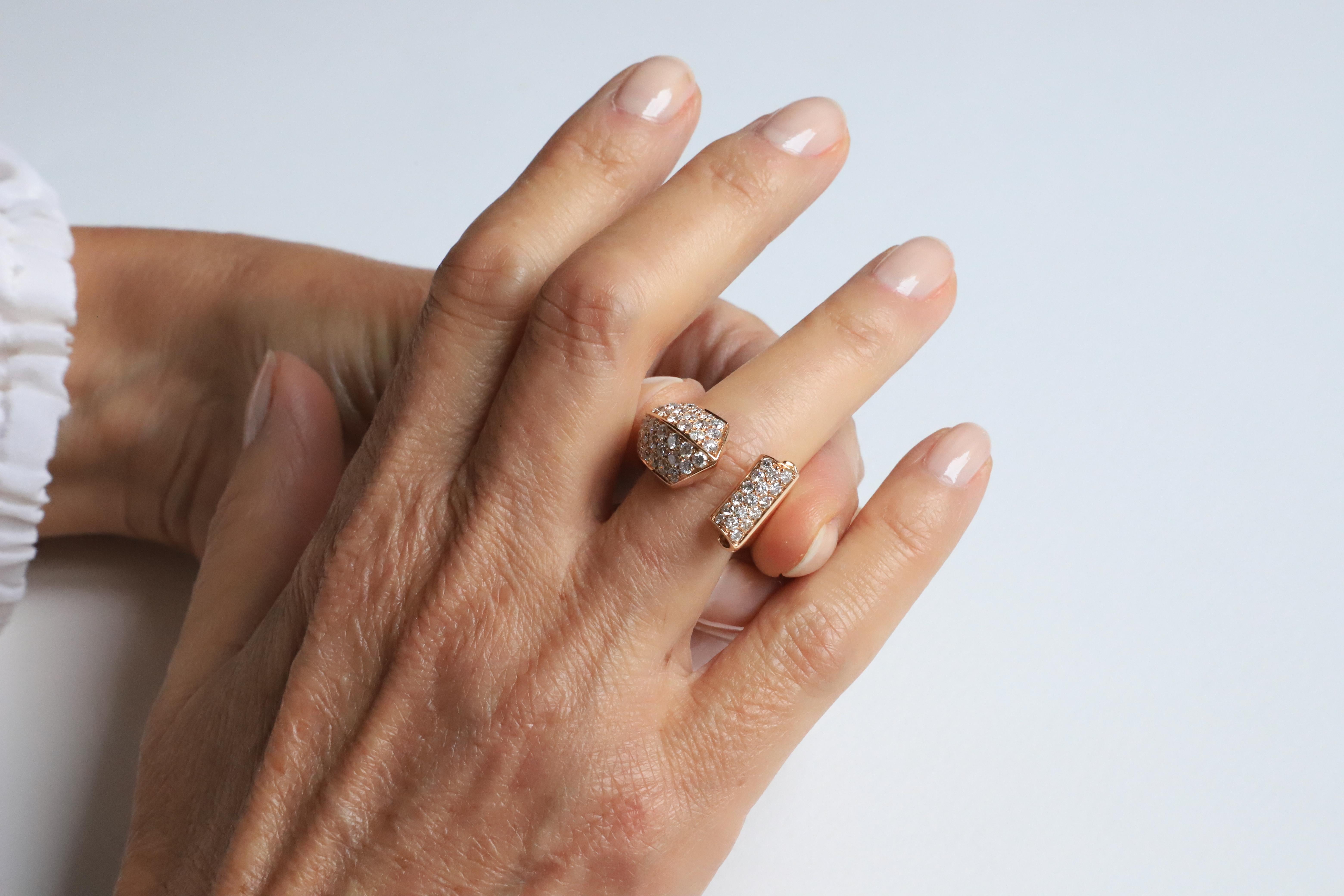 1.70 Carat White Diamonds G VS1 18 Karat Gold Deco Style Design Ring For Sale 2