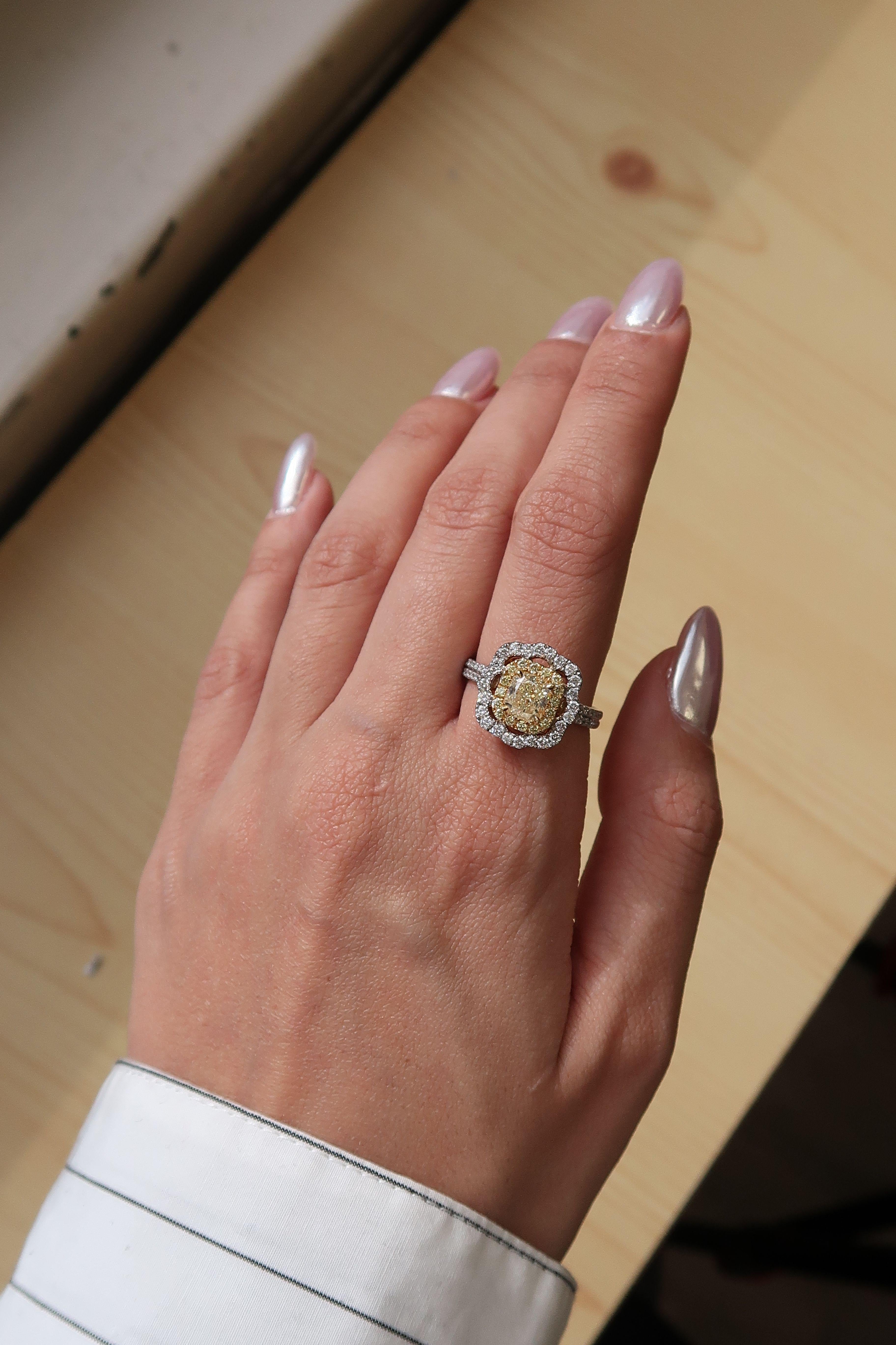 Taille radiant Bague de fiançailles cocktail en or 18 carats avec diamants jaunes et blancs de 1,70 carat