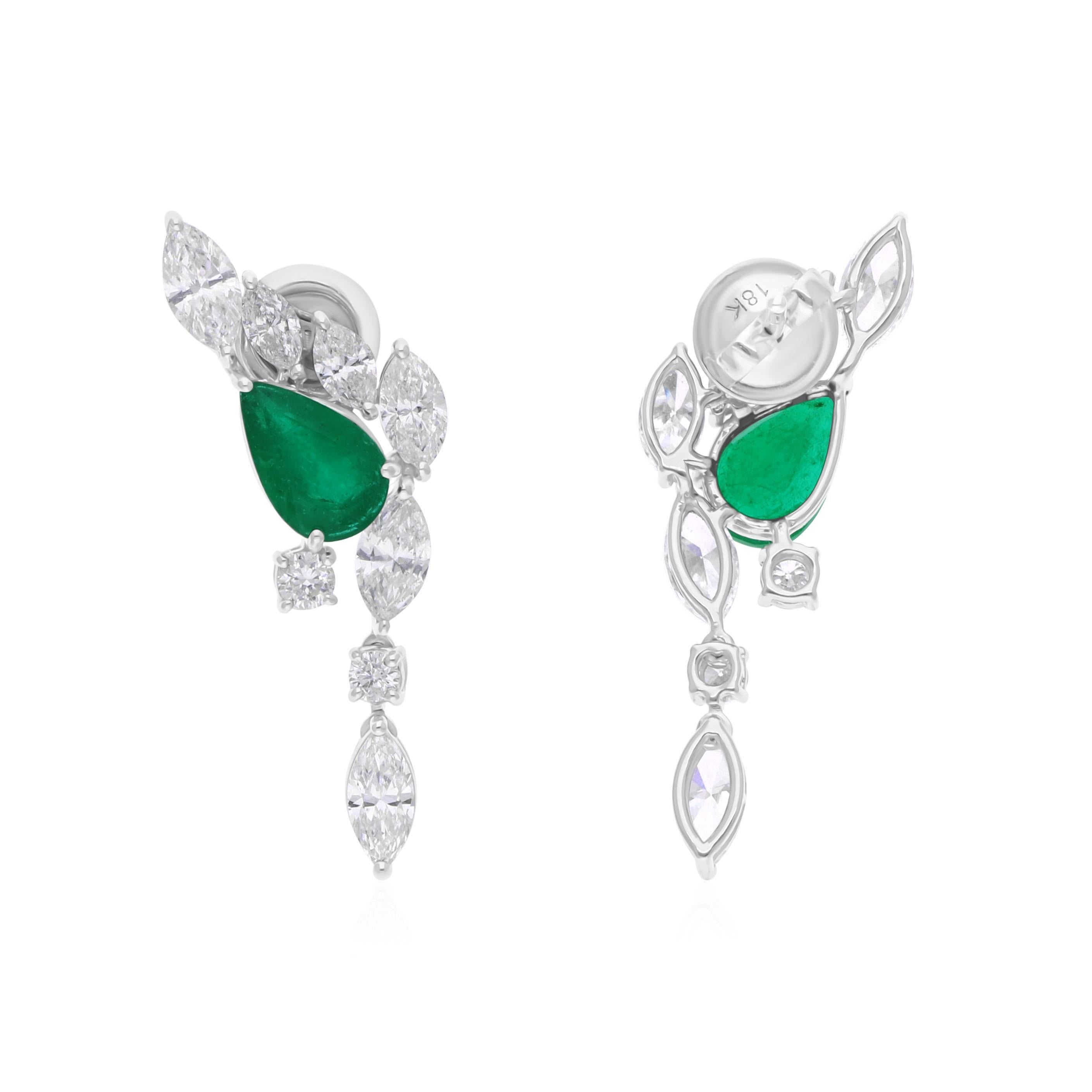 Diese exquisiten Ohrringe sind aus 18-karätigem Gold gegossen und mit einem sambischen Smaragd von 1,70 Karat und funkelnden Diamanten von 3,23 Karat besetzt.

FOLLOW SPECTRUM JEWELS Storefront, um die neueste Collection'S und exklusive Stücke zu