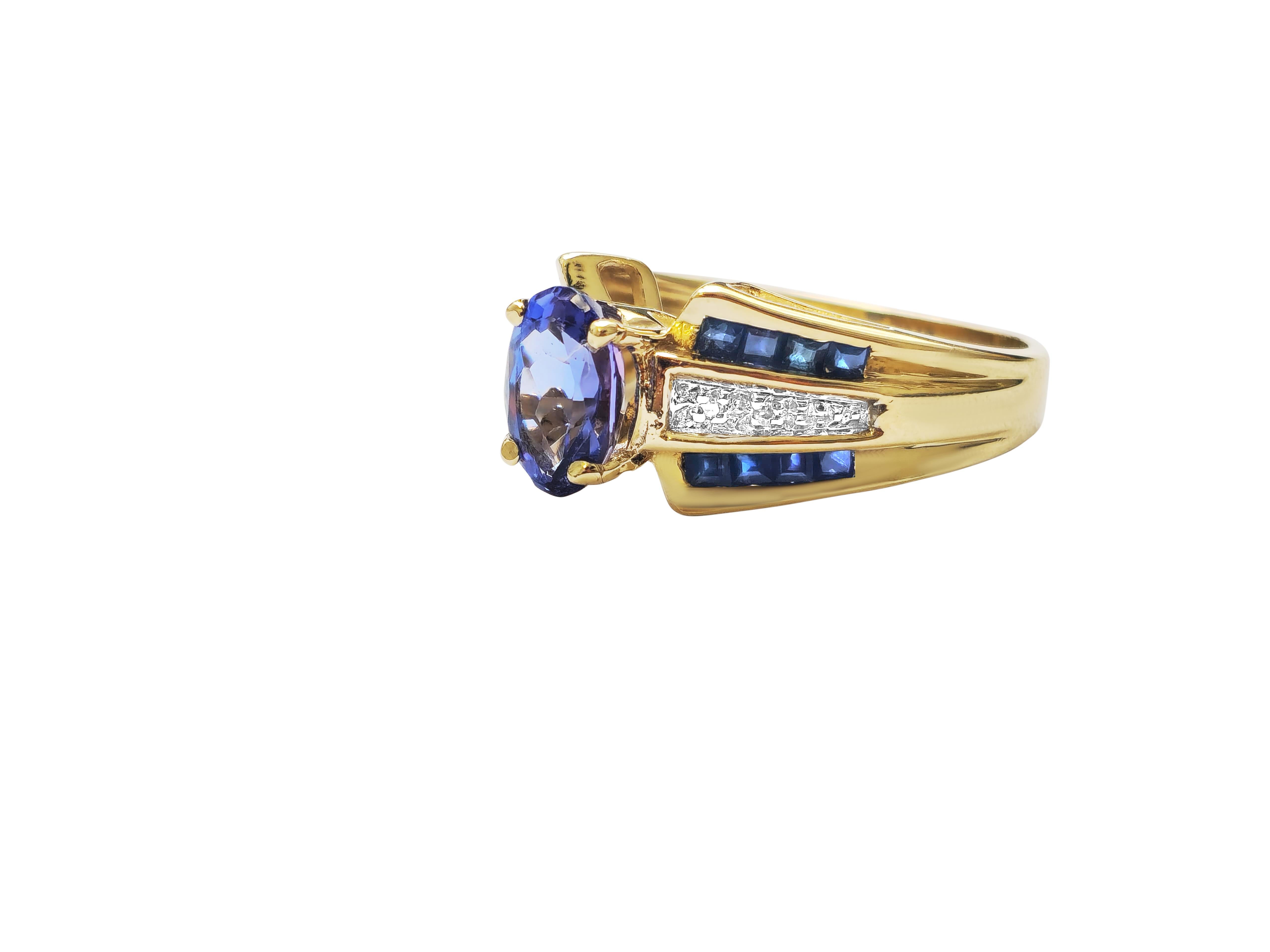 Round Cut 1.70 carats Blue Sapphire & Diamond Ring with Tanzanite Center in 14k Gold For Sale