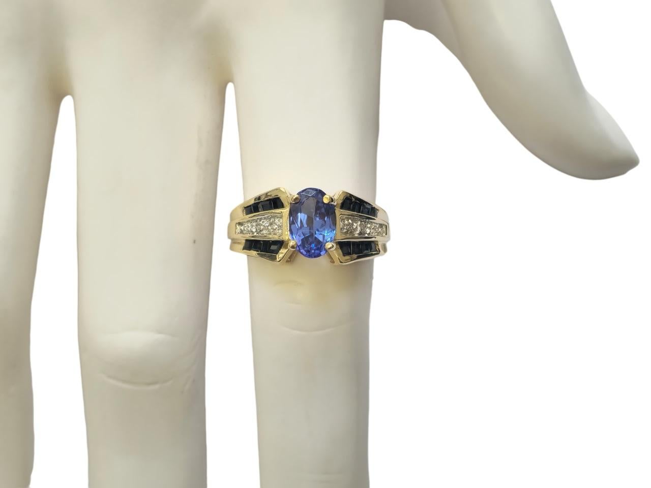 1.70 carats Blue Sapphire & Diamond Ring with Tanzanite Center in 14k Gold For Sale 2