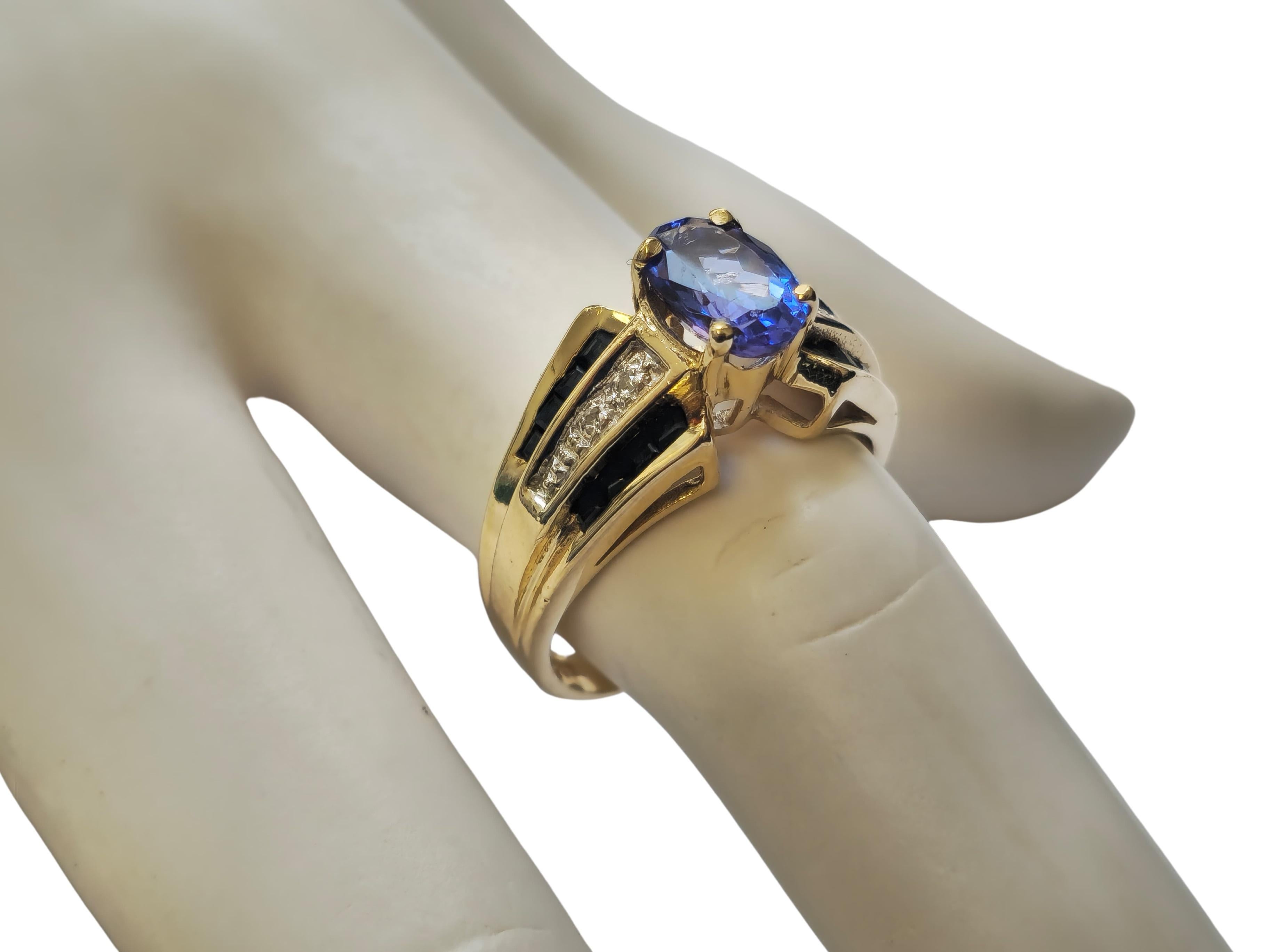1.70 carats Blue Sapphire & Diamond Ring with Tanzanite Center in 14k Gold For Sale 3