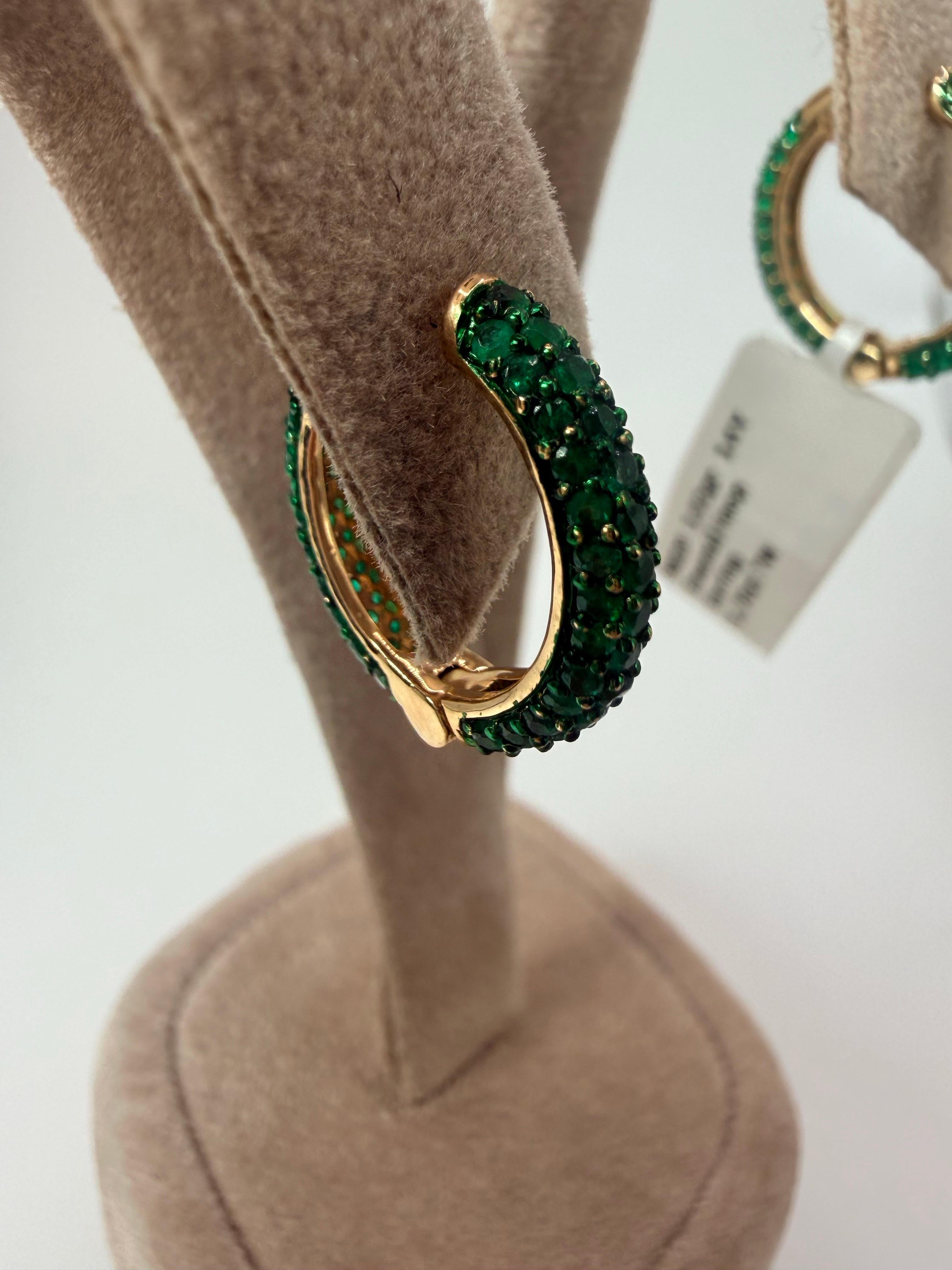 One of a kind natural emerald hoop earrings in 14KT yellow gold. Comfortable closure and vibrant emeralds made in pave setting.
Emeralds are weighing 1.70 carats.

WAS SIE BEI STAMPAR JEWELERS BEKOMMEN:
Stampar Jewelers, im Herzen von Jupiter,