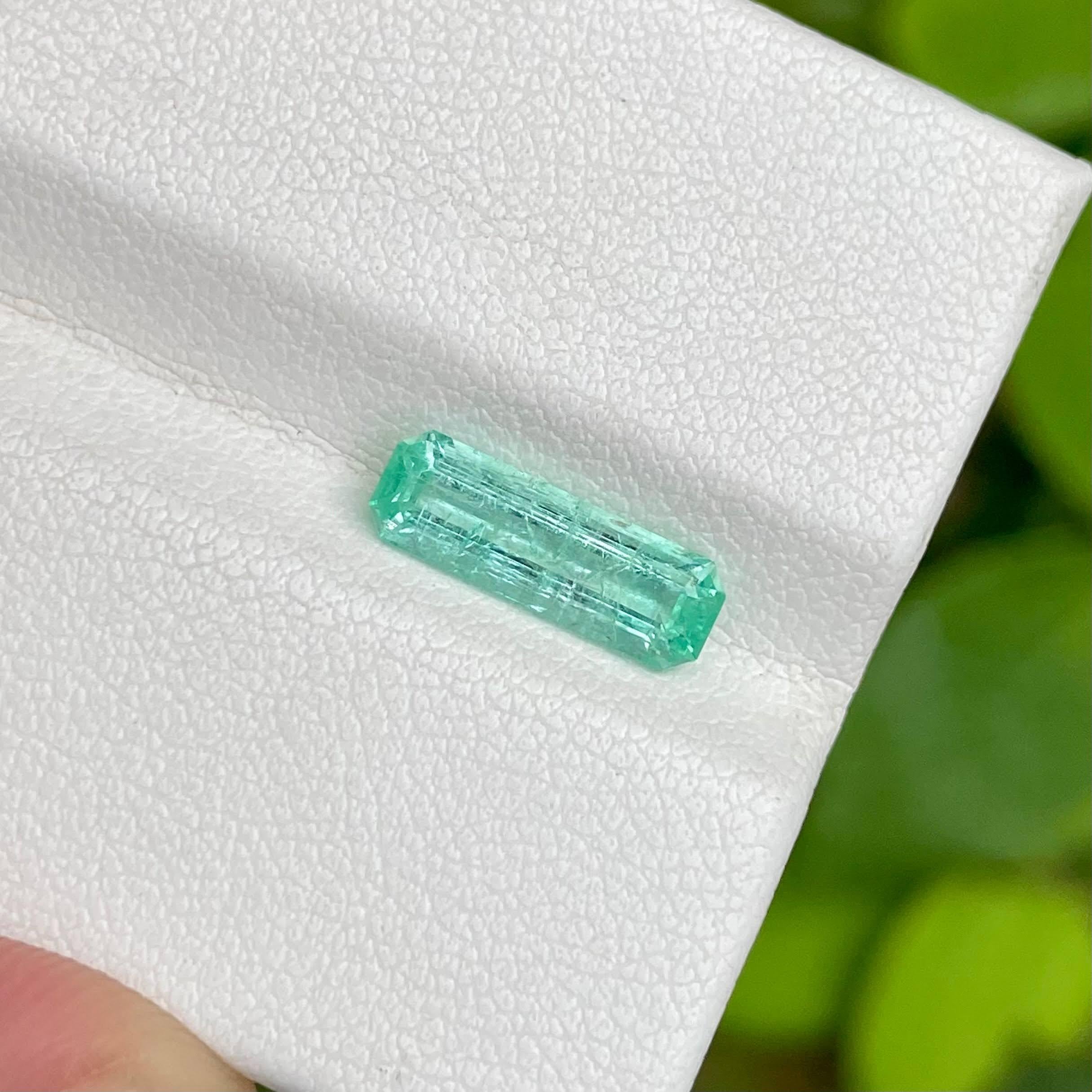 Modern 1.70 Carats Emerald Stone Emerald Cut Natural Gemstone From Afghanistan For Sale