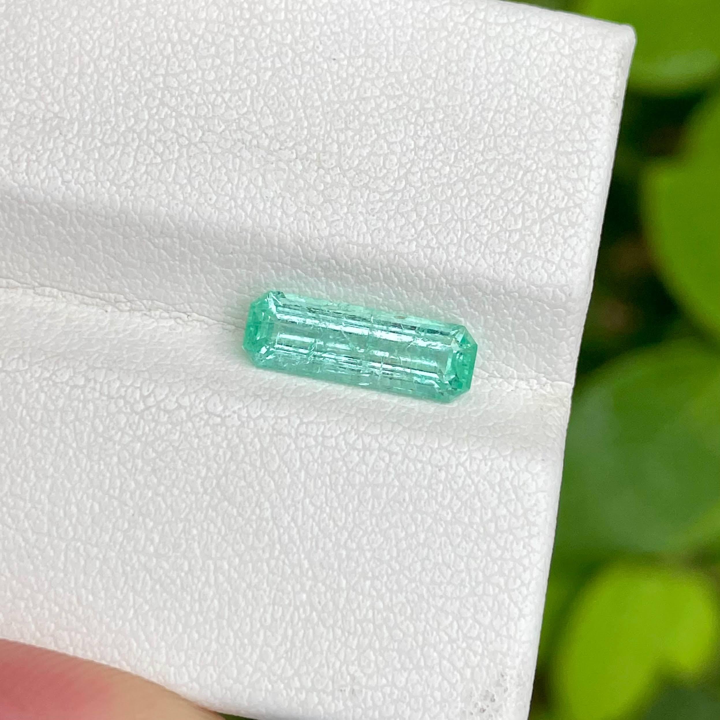 1.70 Carats Emerald Stone Emerald Cut Natural Gemstone From Afghanistan In New Condition For Sale In Bangkok, TH