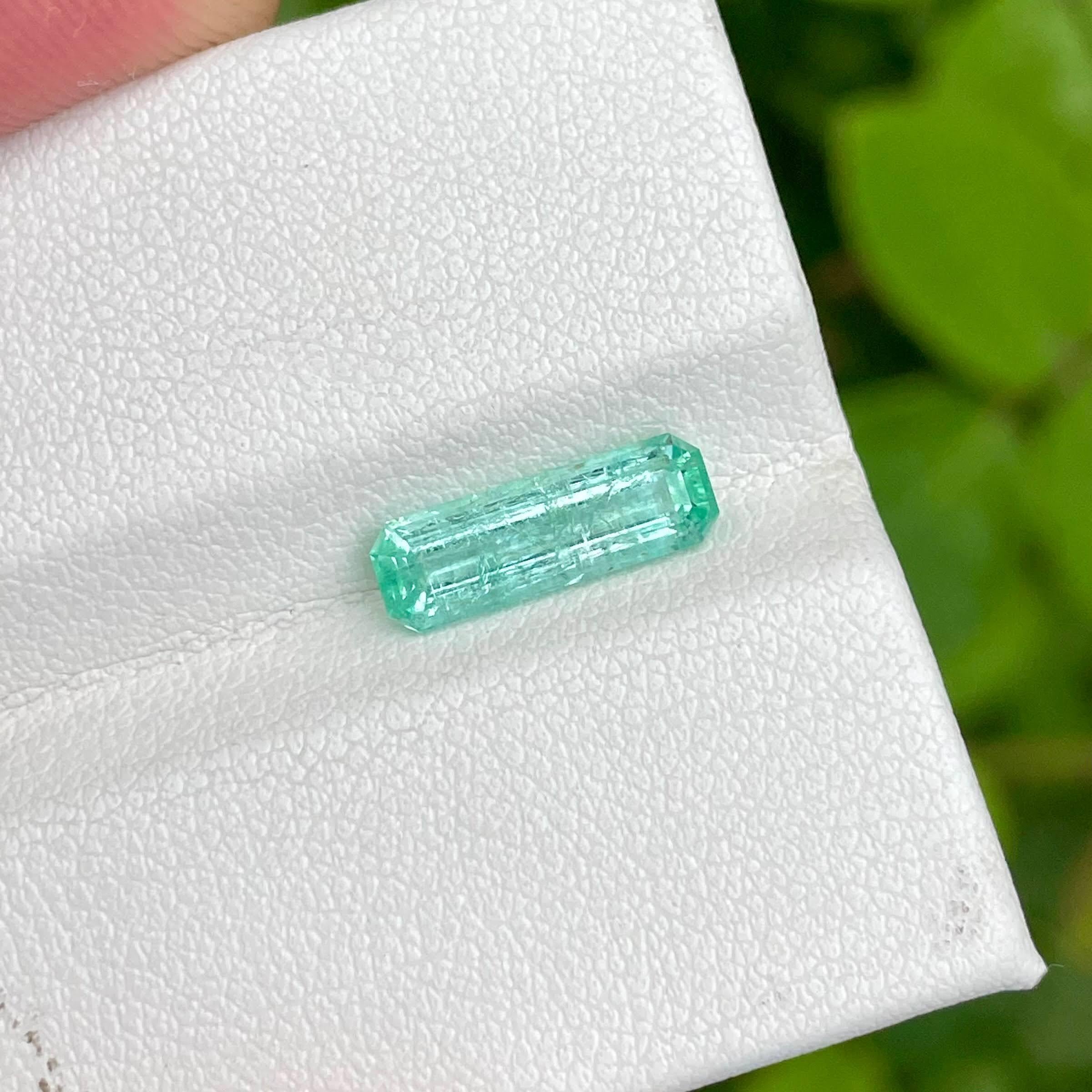 Women's or Men's 1.70 Carats Emerald Stone Emerald Cut Natural Gemstone From Afghanistan For Sale