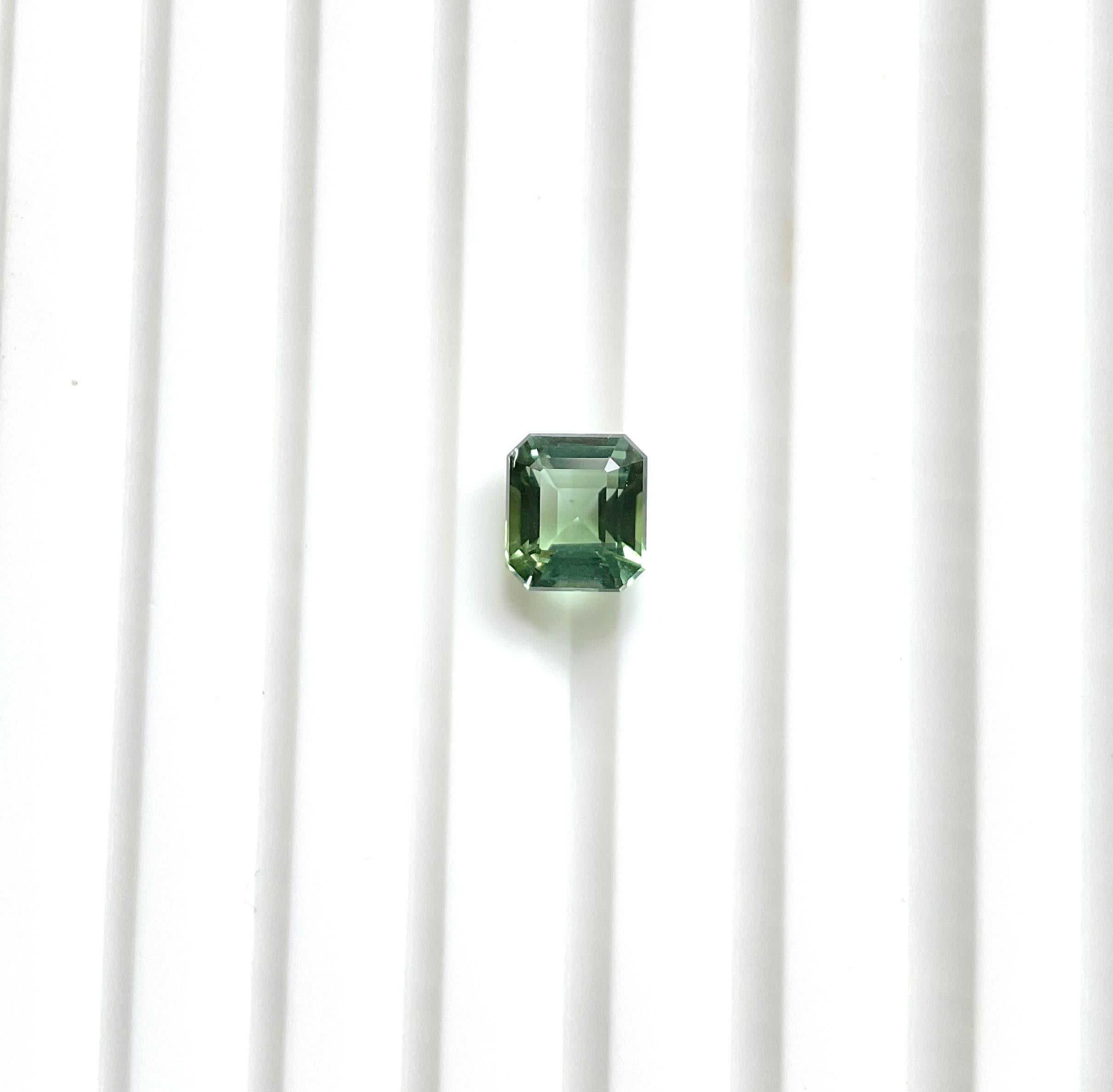 1.70 Carats Green Tourmaline Faceted Oval Cut stone Top Quality Natural Gemstone (Tourmaline verte taillée en ovale) en vente 2