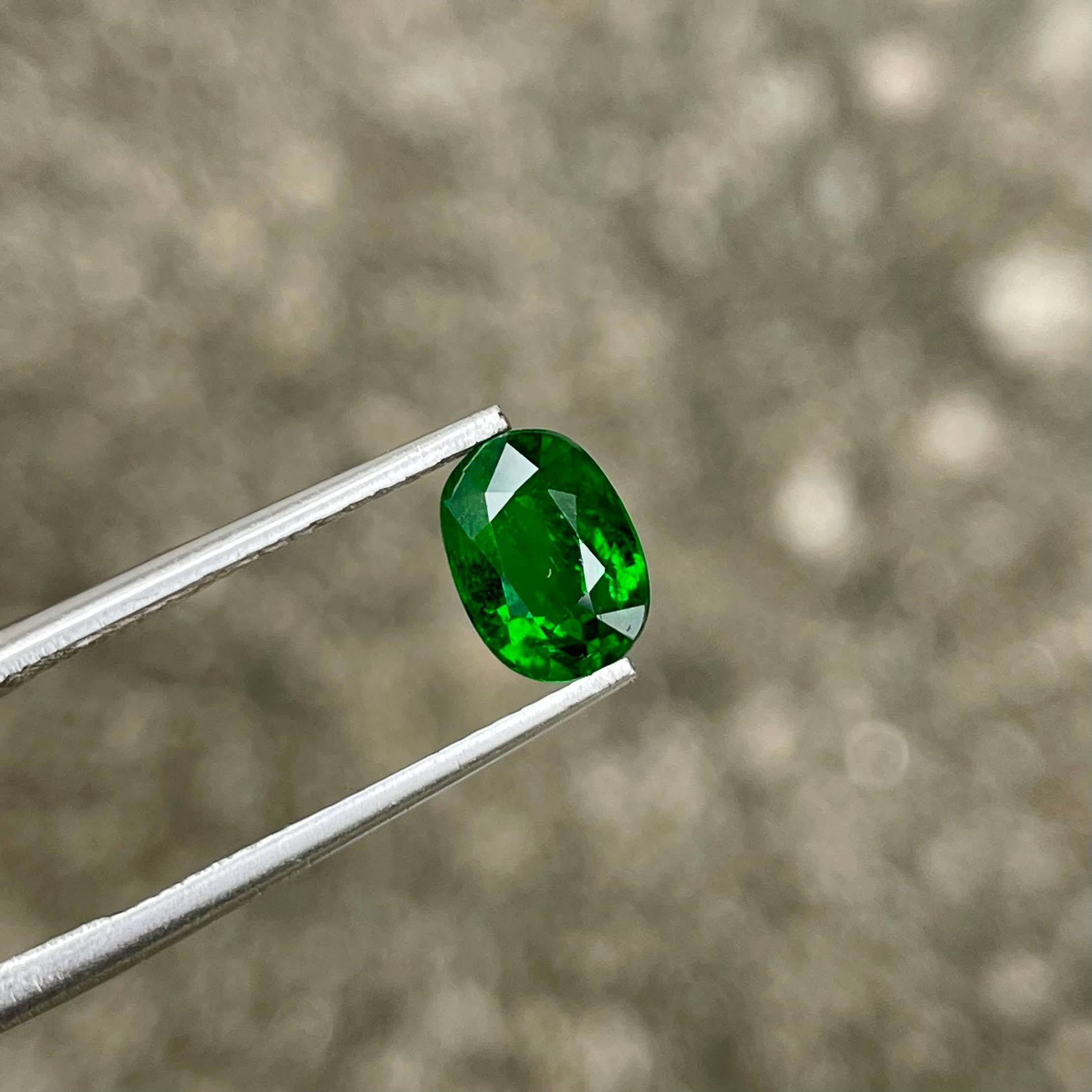 1.70 quilates Granate Tsavorita Verde Piedra Talla Ovalada Gema de Kenia Moderno en venta