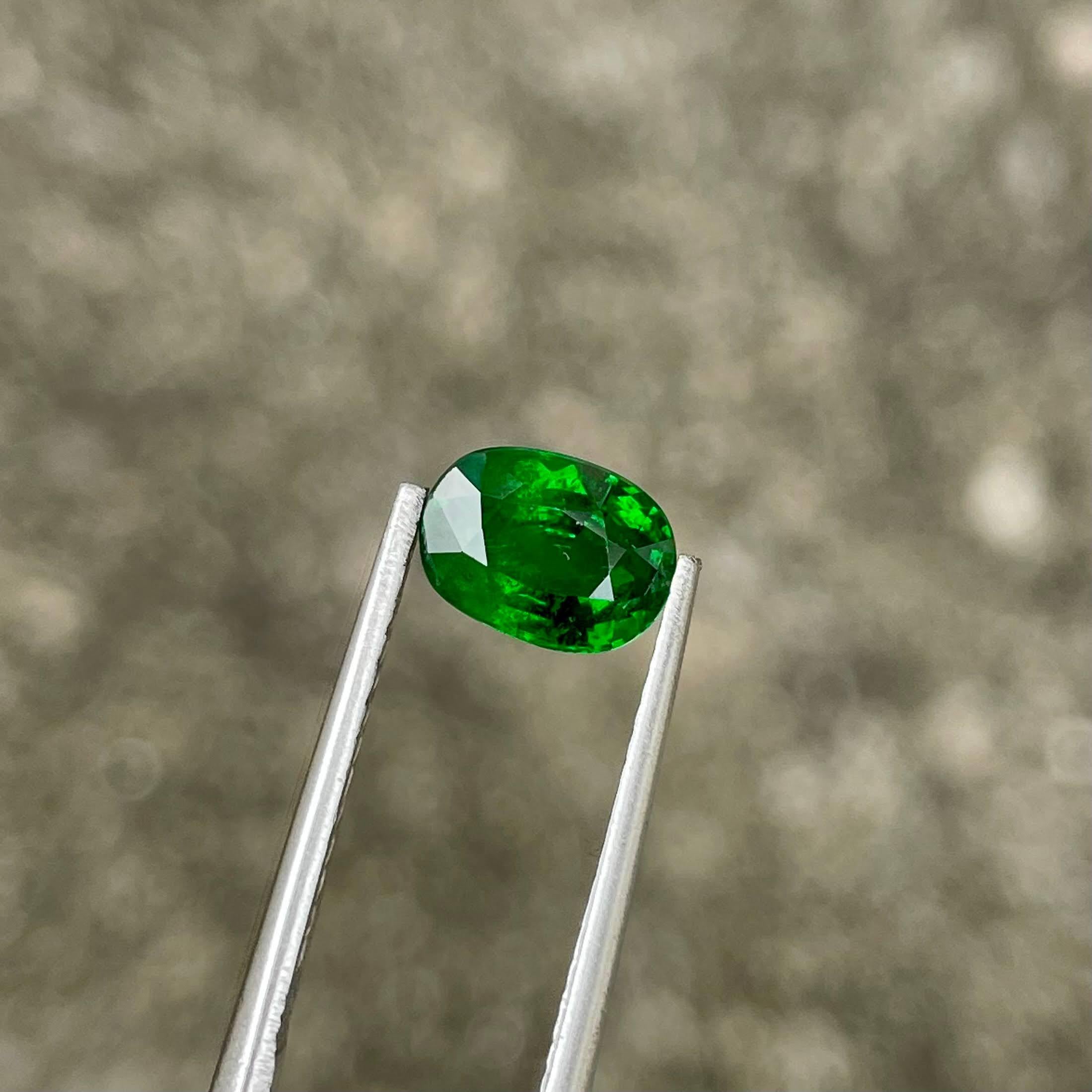 1.70 quilates Granate Tsavorita Verde Piedra Talla Ovalada Gema de Kenia en Nuevo estado para la venta en Bangkok, TH