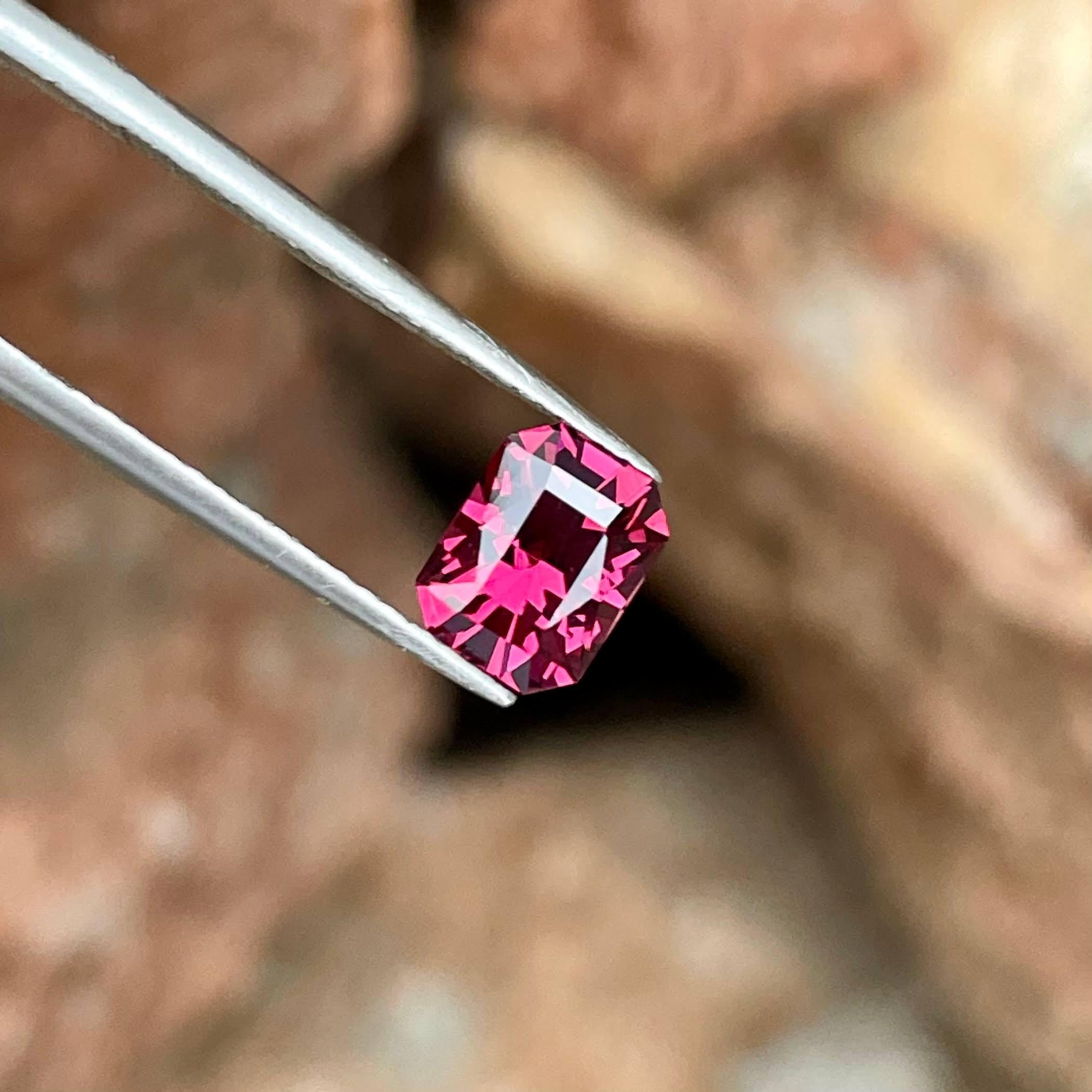 Moderno 1,70 carati di granato rosa sciolto Pietra preziosa della Tanzania tagliata con precisione e personalizzata in vendita