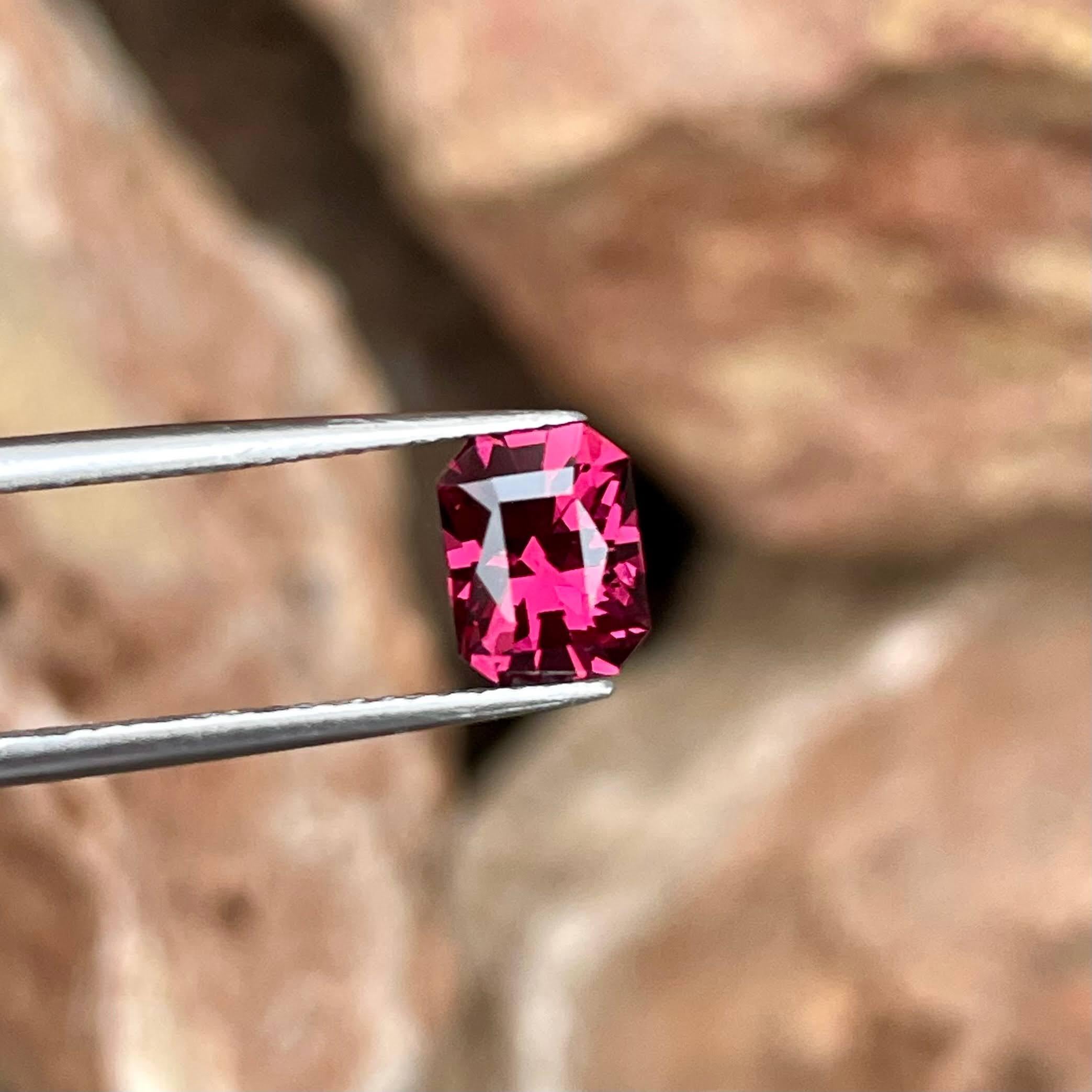 1,70 carati di granato rosa sciolto Pietra preziosa della Tanzania tagliata con precisione e personalizzata In condizioni Nuovo in vendita a Bangkok, TH