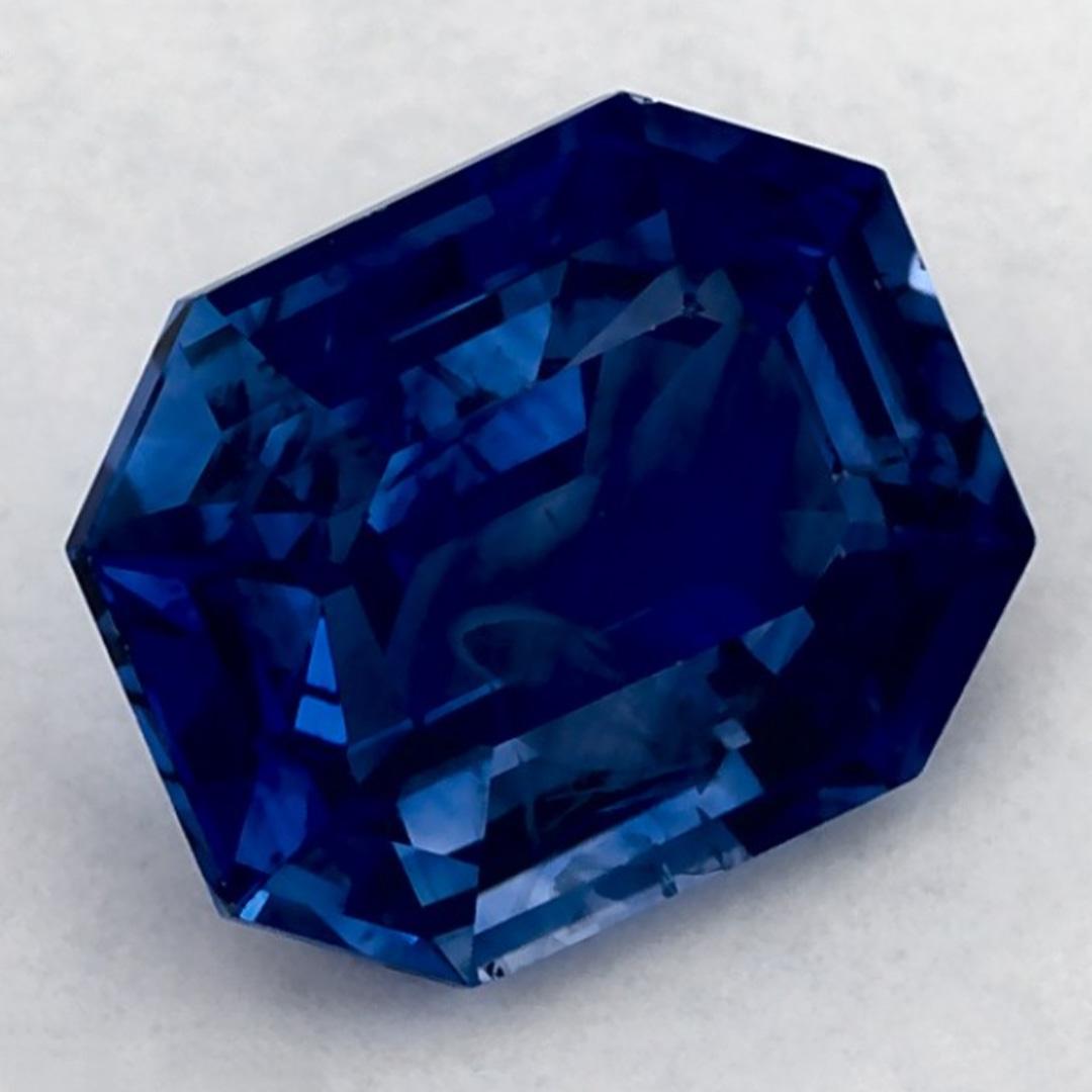 Questo zaffiro blu naturale offre eleganza e raffinatezza. Con la sua ricca saturazione del colore e il taglio preciso, è il centro perfetto per un anello di fidanzamento o un design di gioielli di lusso.

Questo zaffiro proviene dallo Sri Lanka