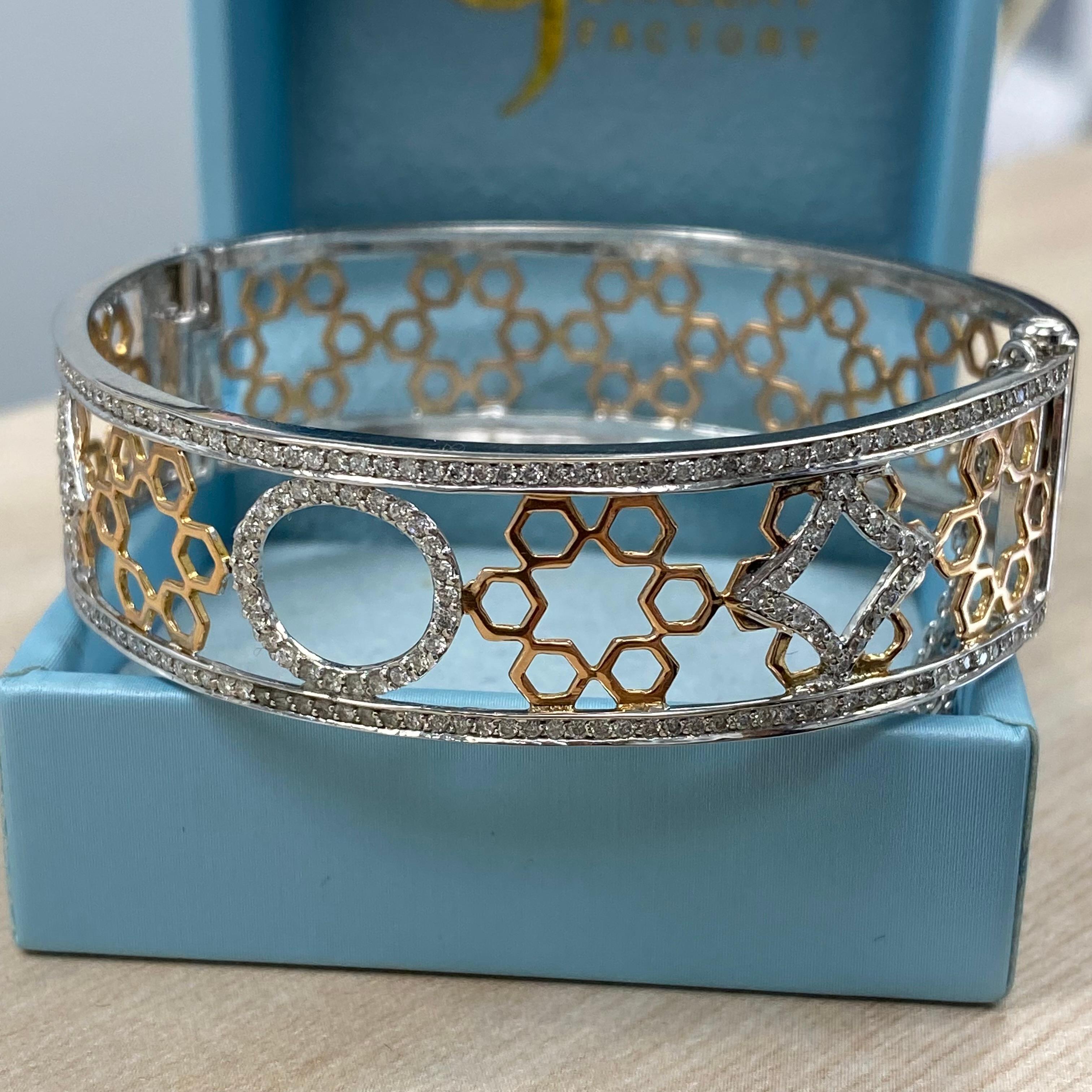 Ce magnifique bracelet à diamants est fabriqué avec expertise à partir d'un luxueux mélange d'or blanc 14k et d'or rose 14k de 21,4 grammes. Il présente un délicat design en nid d'abeille avec des accents de forme géométrique élégamment nichés entre