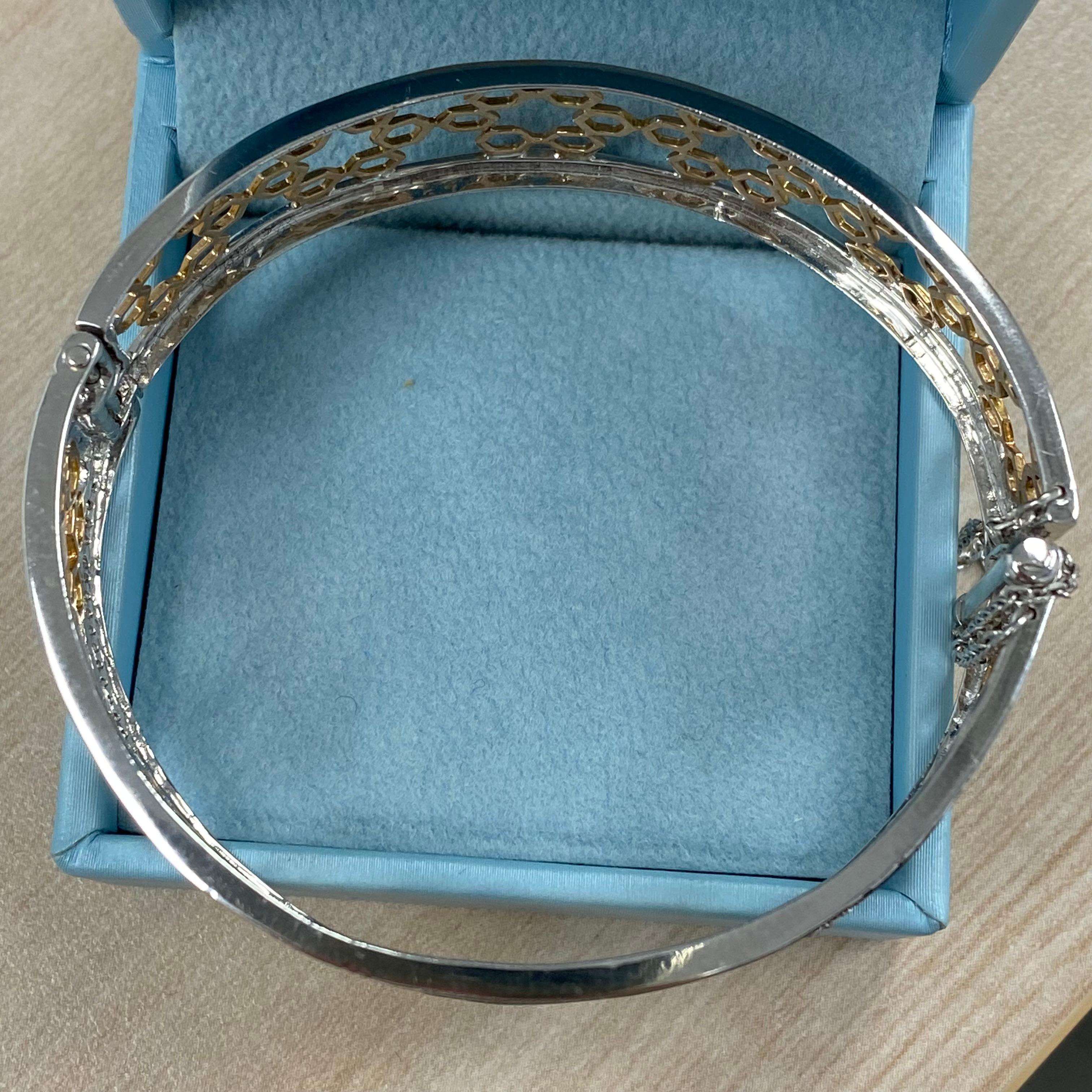 Taille ronde Bracelet jonc à charnières en or blanc et rose 14 carats avec diamants 1,70 carat en vente