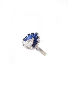 Bague cocktail en or blanc 18 carats, sertie d'un diamant et d'un saphir de 1,70 ct