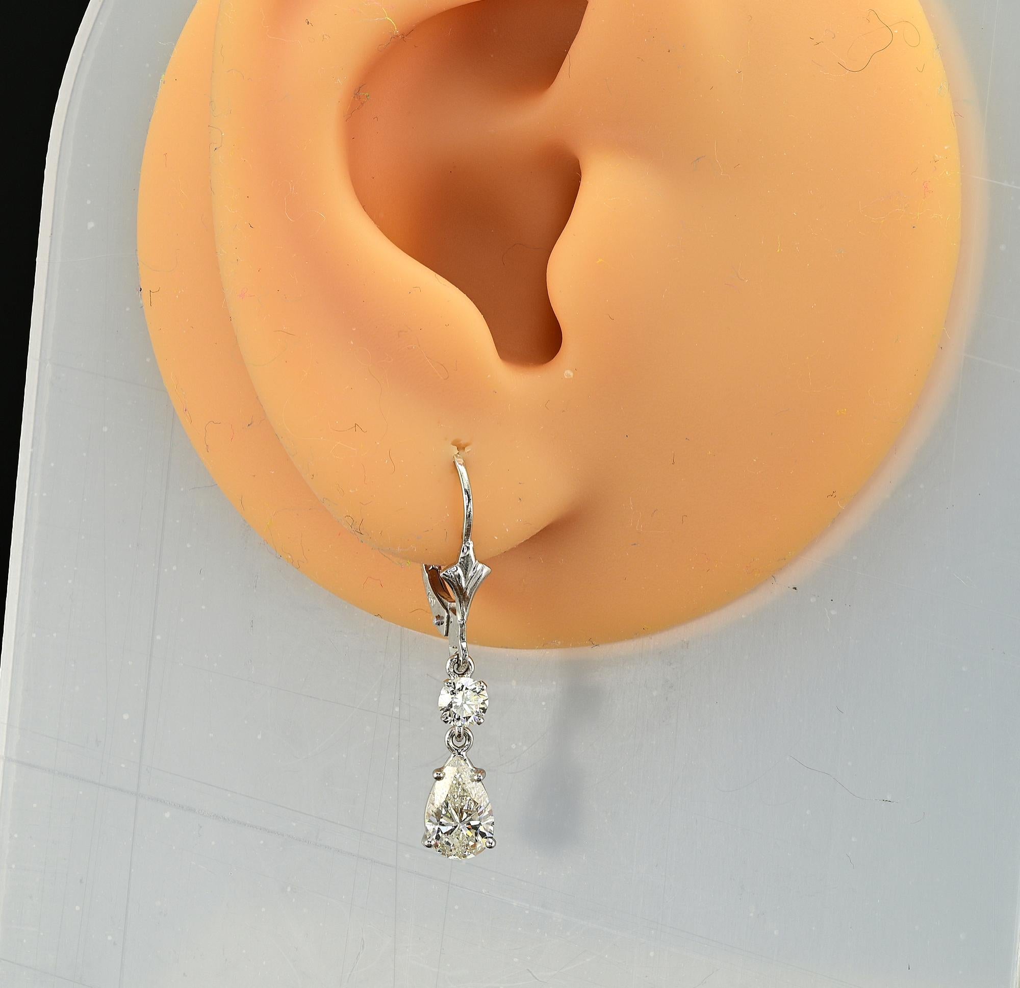 Boucles d'oreilles pendantes exquises en diamant de 1,70 ct F/G VVS en vente 2