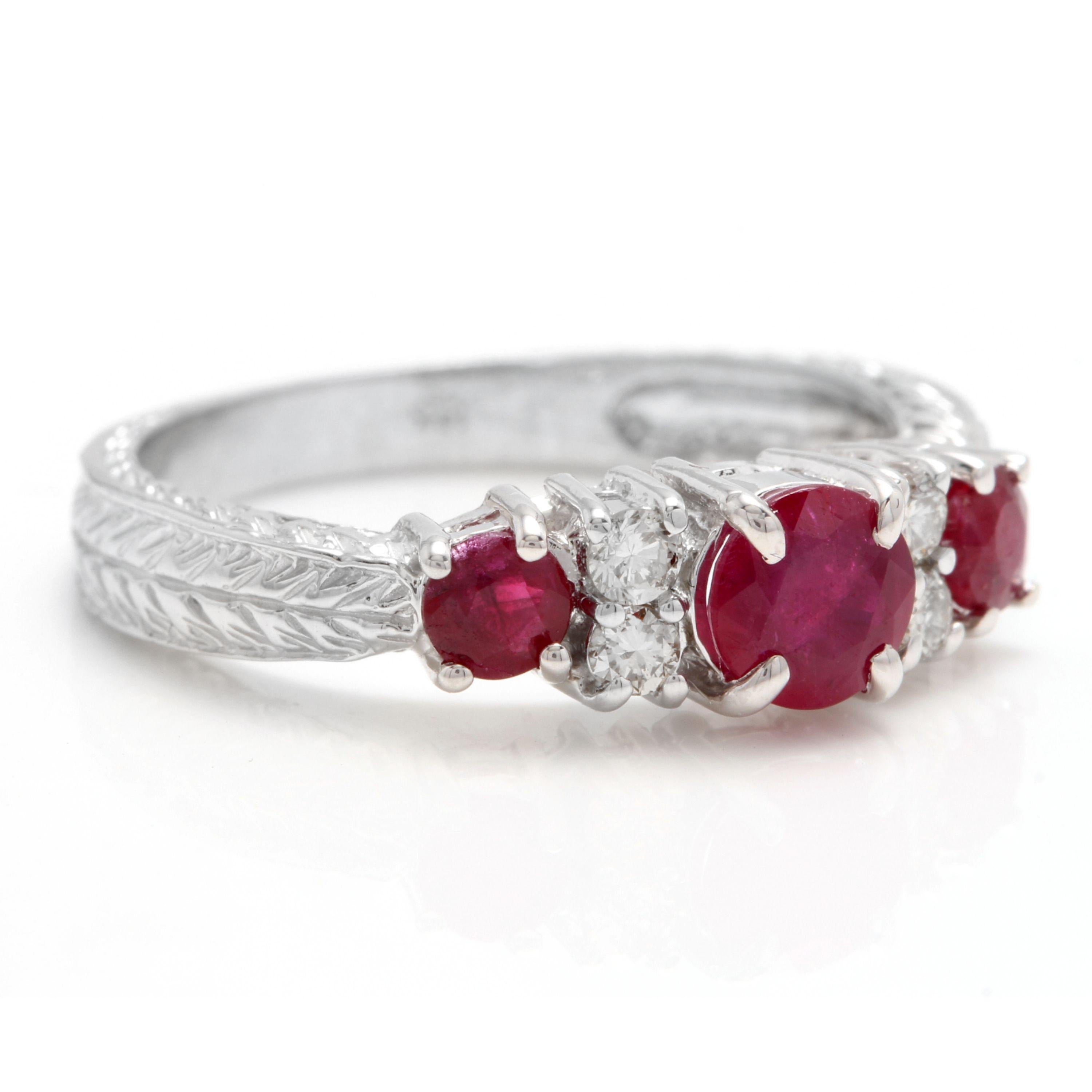 Anillo de oro blanco de 14 quilates con un impresionante rubí natural sin tratar y un diamante natural de 1,70 quilates

El peso total del rubí rojo es de aprox. 1.50 quilates

Tratamiento del rubí: Sin tratar

Medidas del rubí central: Aprox. 5,15