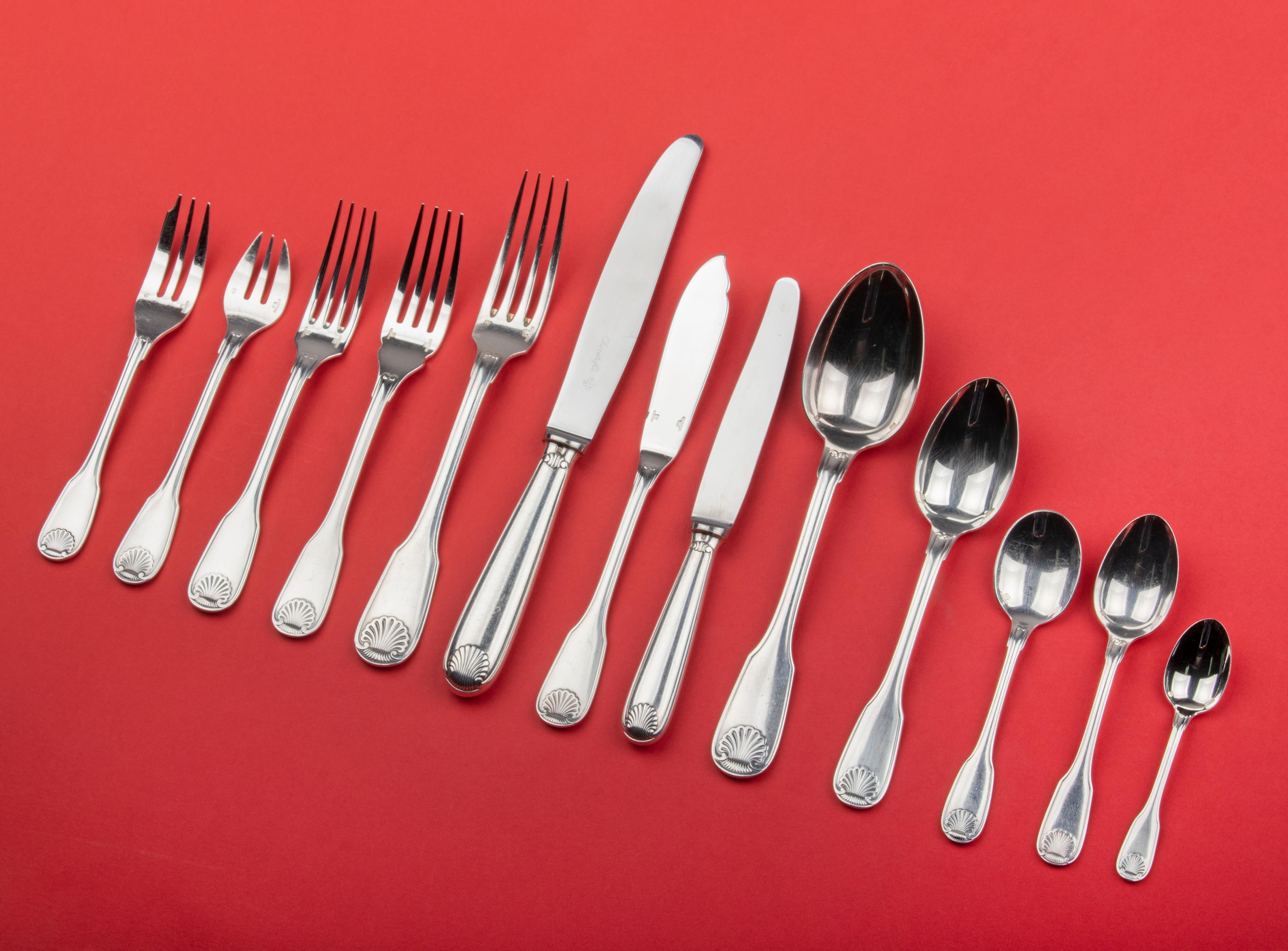 Great silver plated cutlery cassette from the French brand Christofle. The cutlery is for 12 people and very complete, with many types of serving cutlery. 170 parts in total. The model is Vendome, also called scallop. A classic and timeless decor