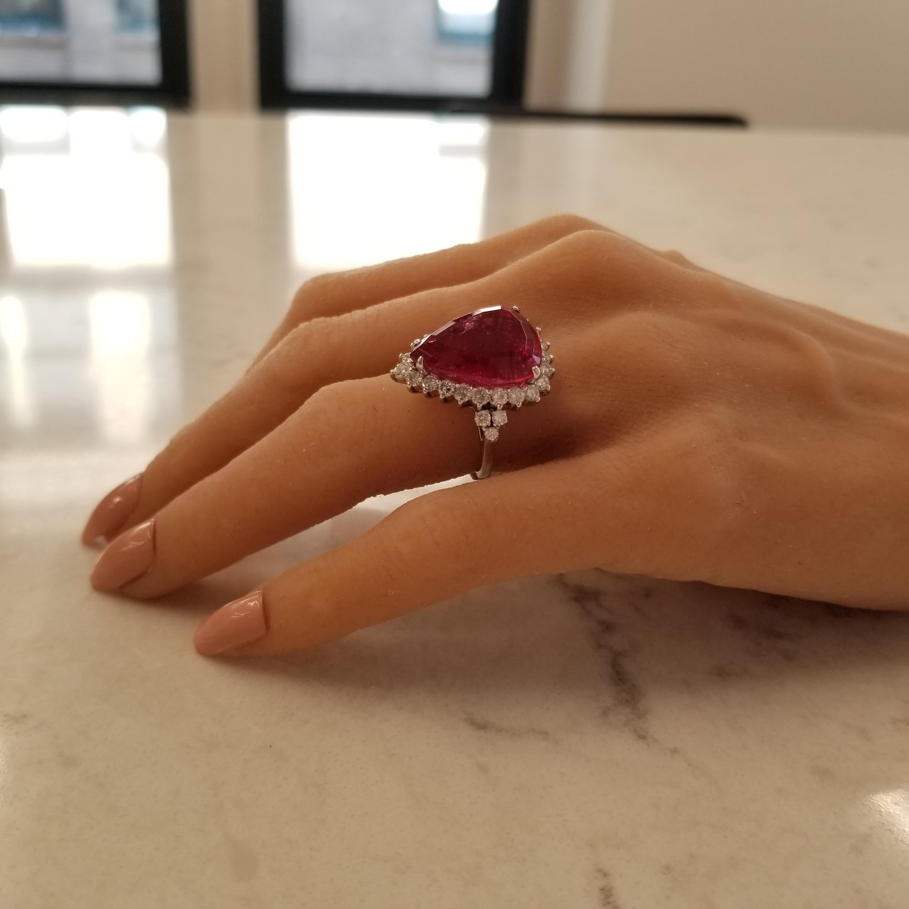 17.00 Karat Birnenform Rubellit und Diamant Cocktail Ring aus Platin (Tropfenschliff)