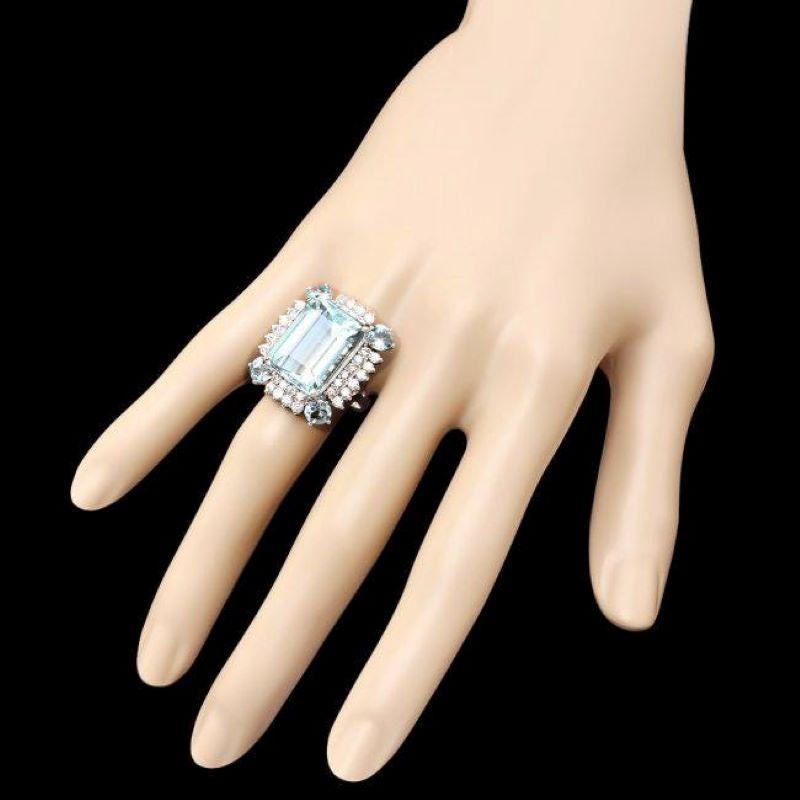 17.00 Carats Natural Aquamarine and Diamond 14k Solid White Gold Ring In New Condition For Sale In Los Angeles, CA